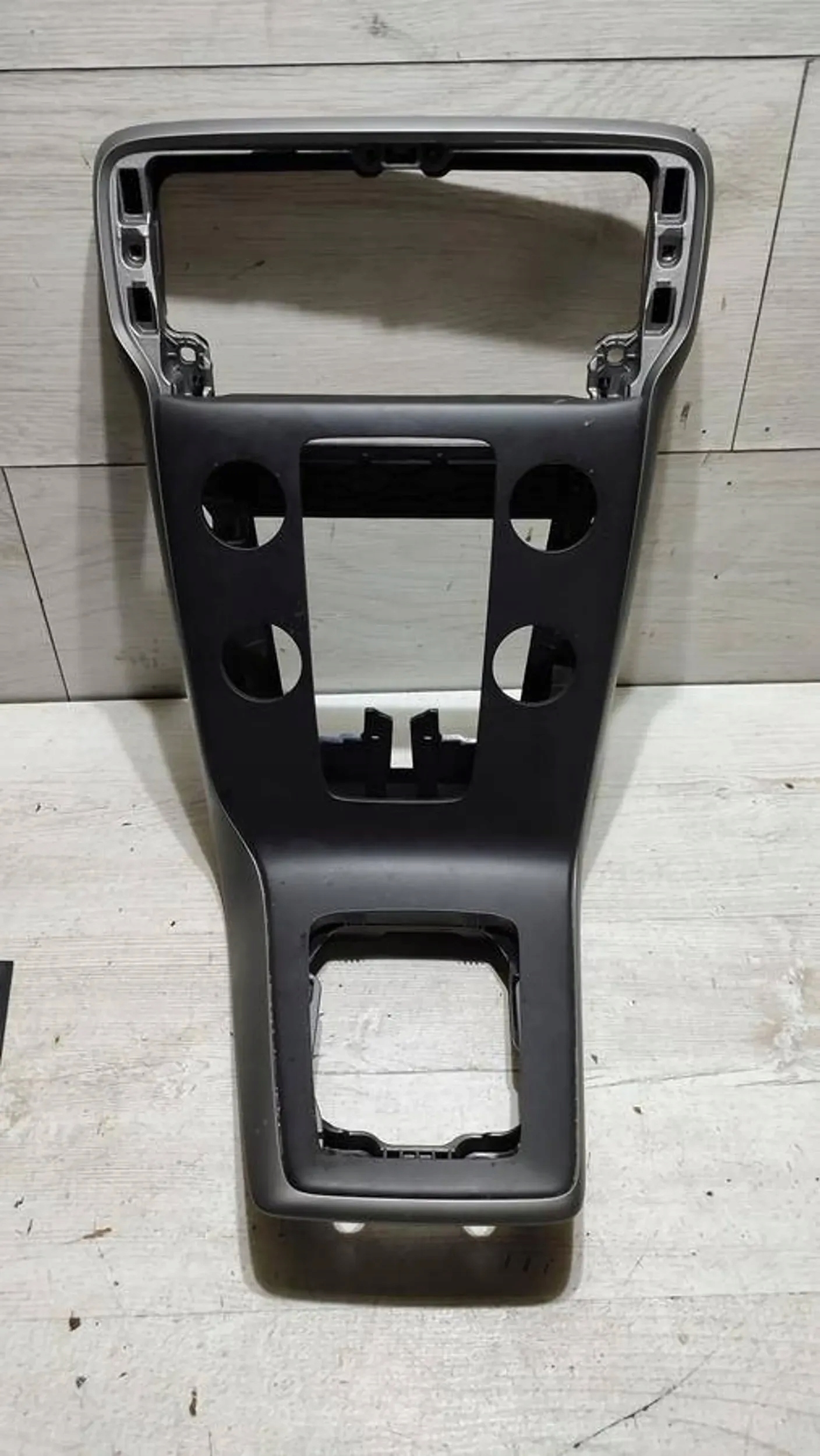 Volvo V40 II 2018r tunel panel mitte Armaturenbrett