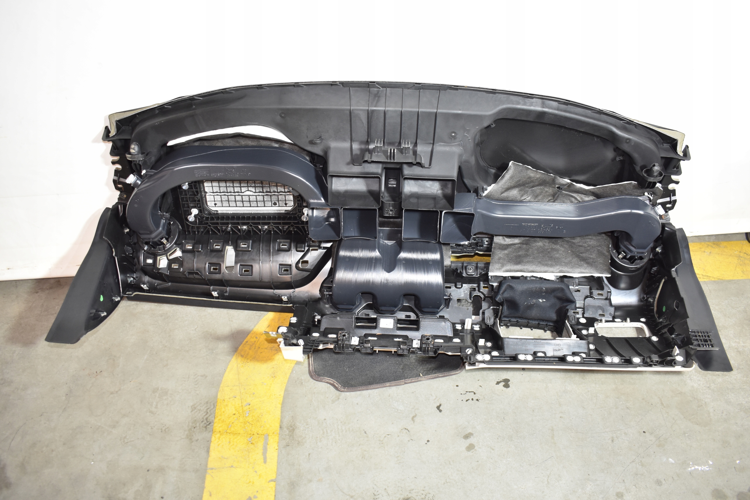 IDEALNA console MERCEDES GLA H247 EQB X243 1
