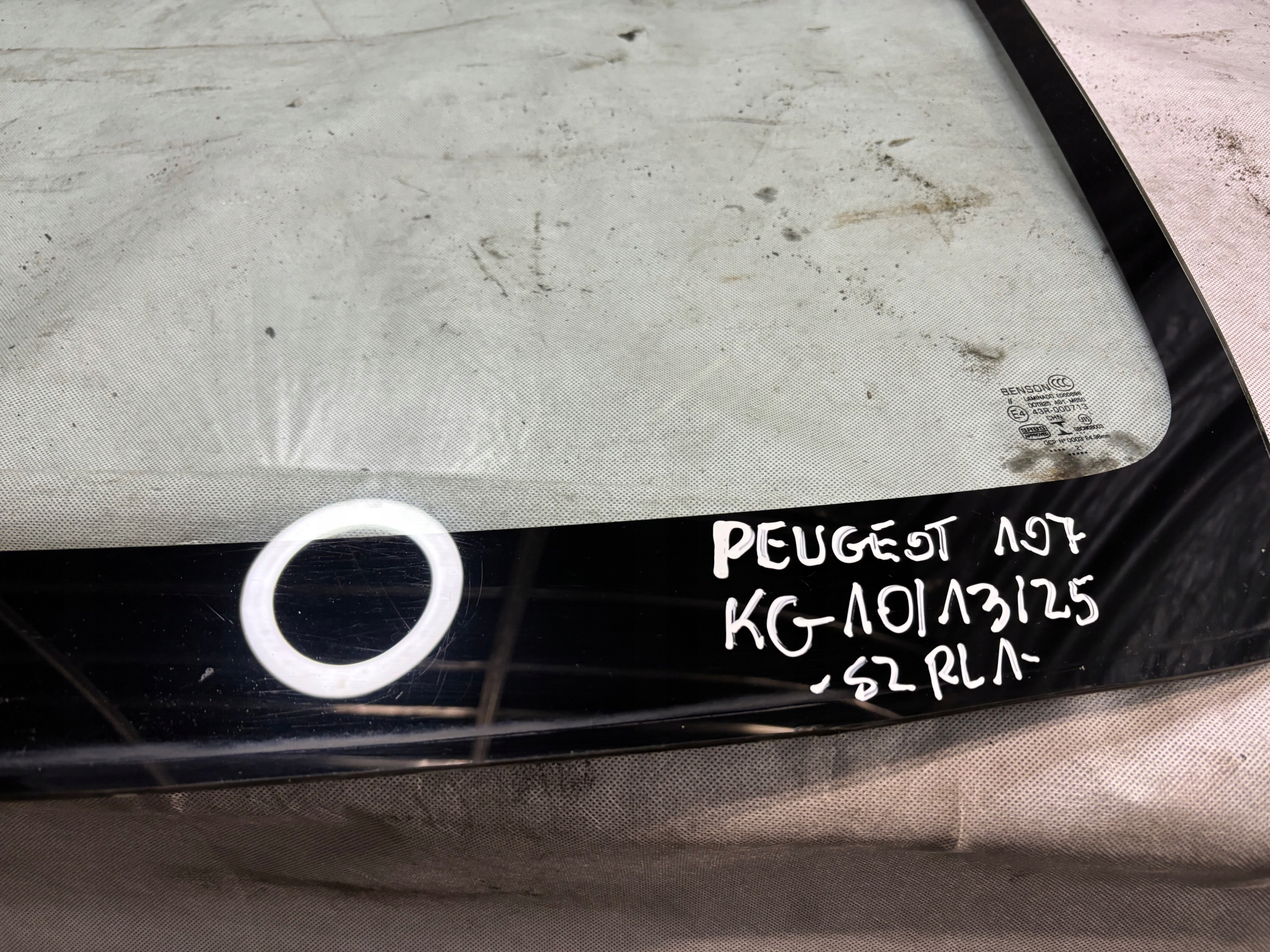 window iron Peugeot 107