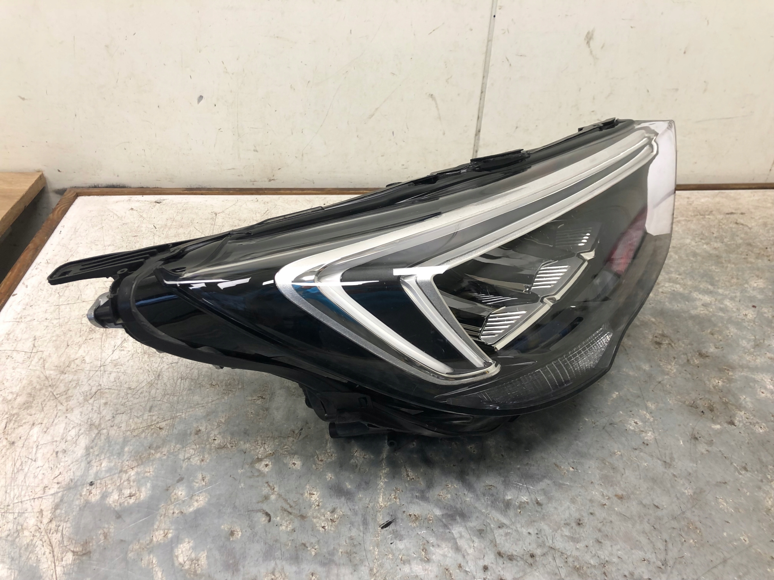 light right front OPEL CROSSLAND X 462161423