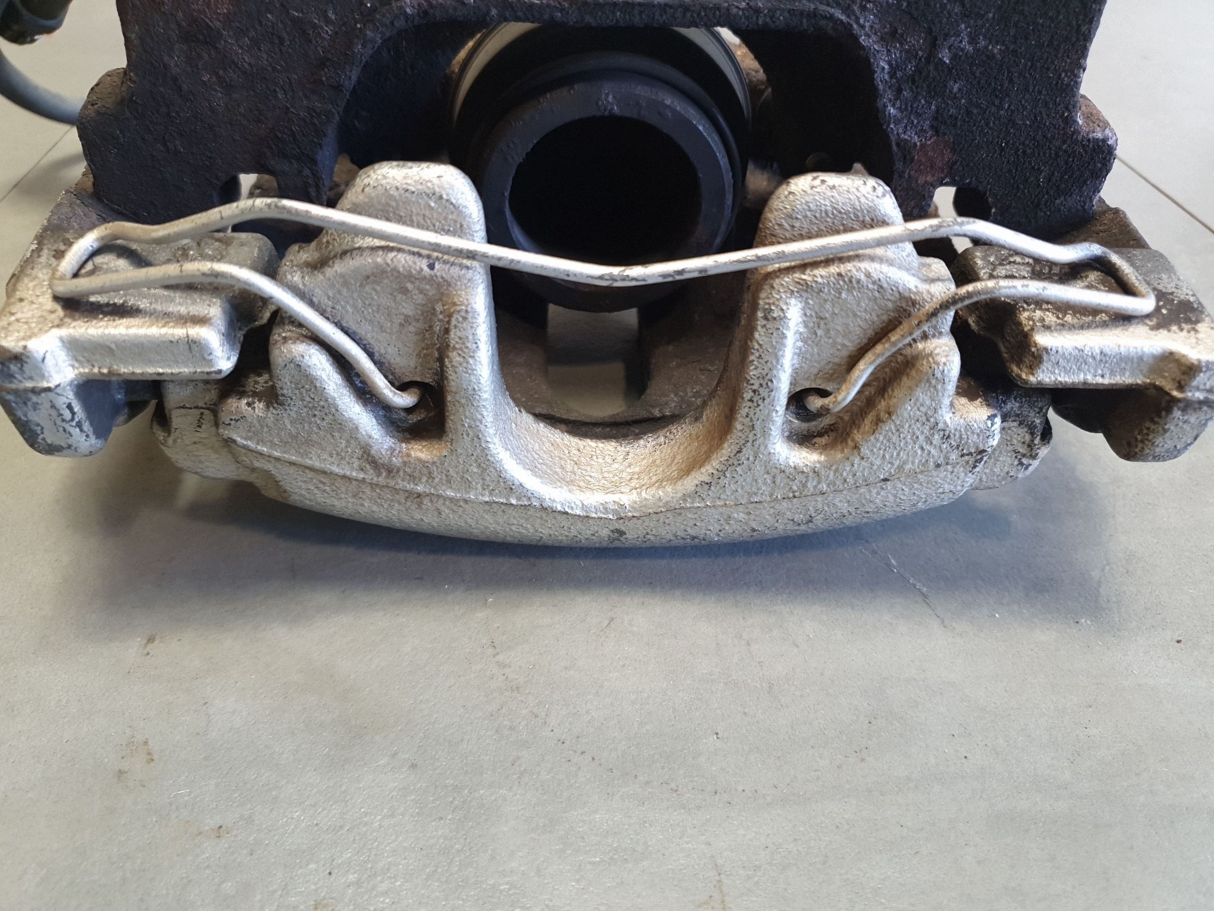 Volkswagen PASSAT CC caliper brake left front front jarzmo 1K0615123E