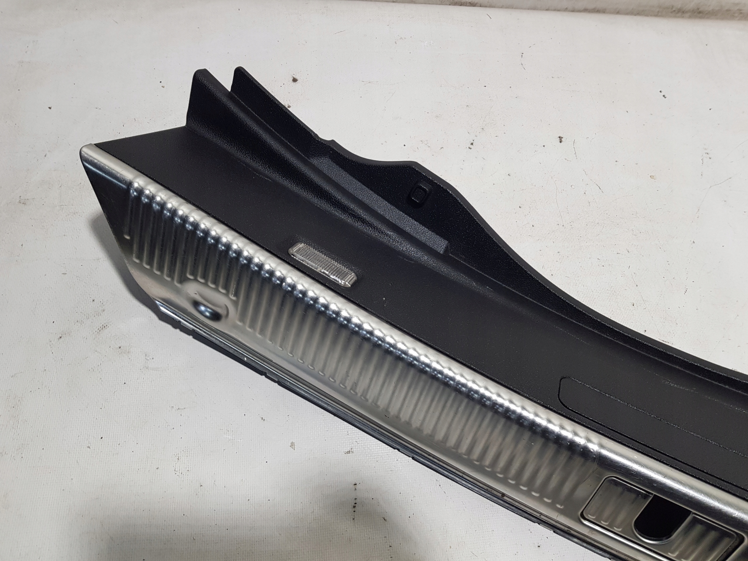 kryt lišta stěny PRAHU kufru AUDI A8 D4 4h0863471