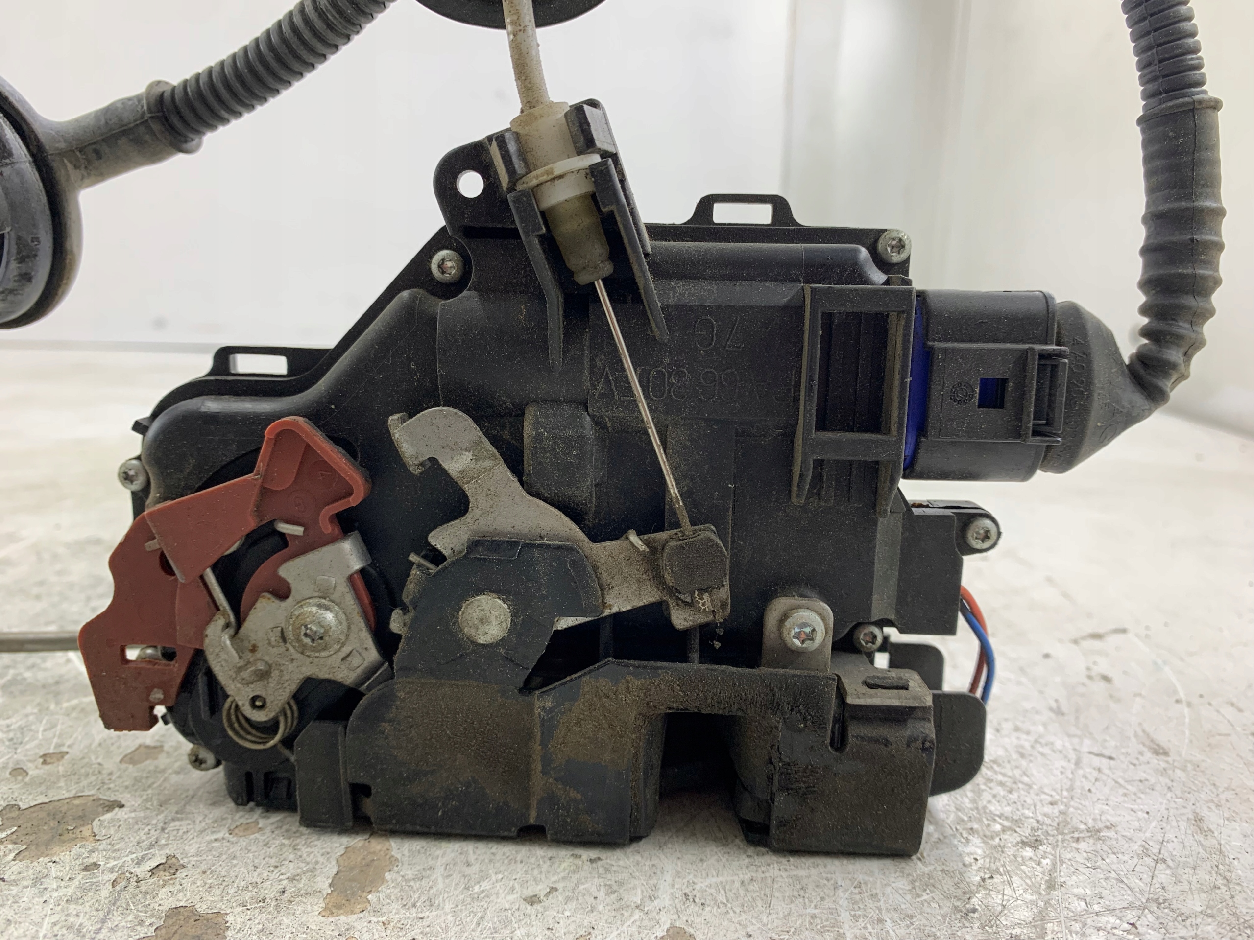 AUDI A3 8P lock door left front 4E1837015