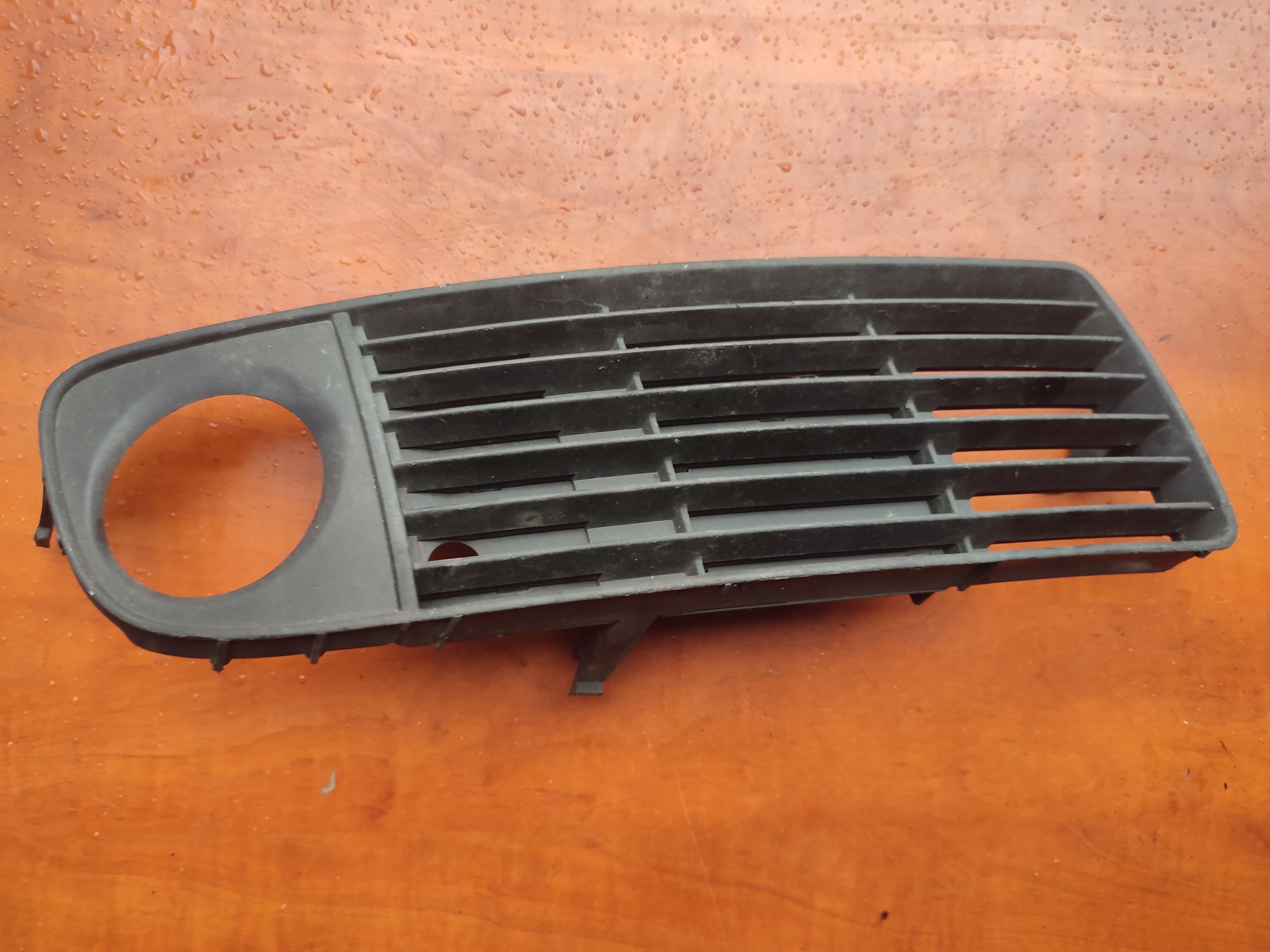 4B0807682S - Решетка бампера передняя правая AUDI A6 C5