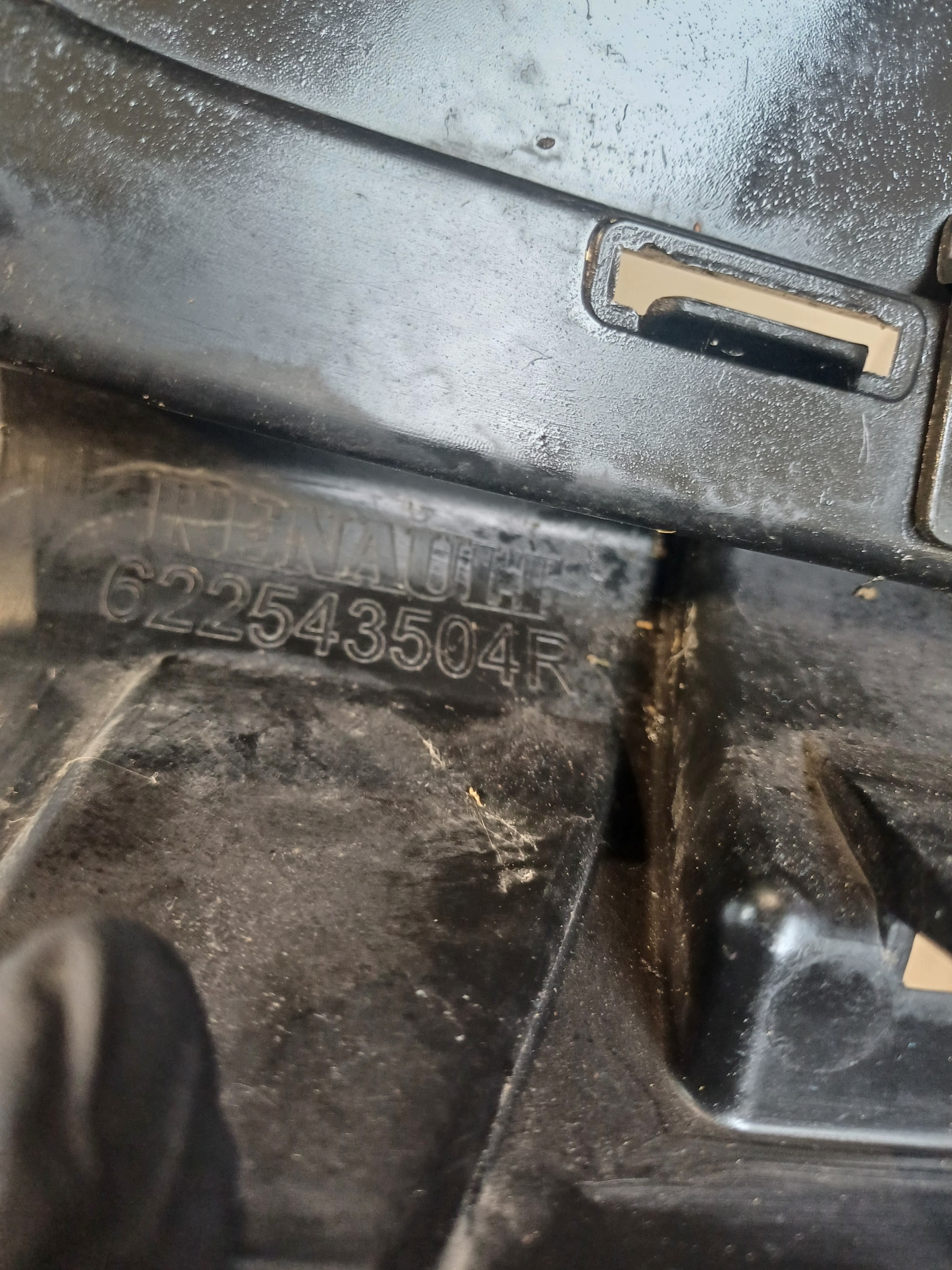 grid of a bumper front front RENAULT TRAFIC 3 III 622543504R