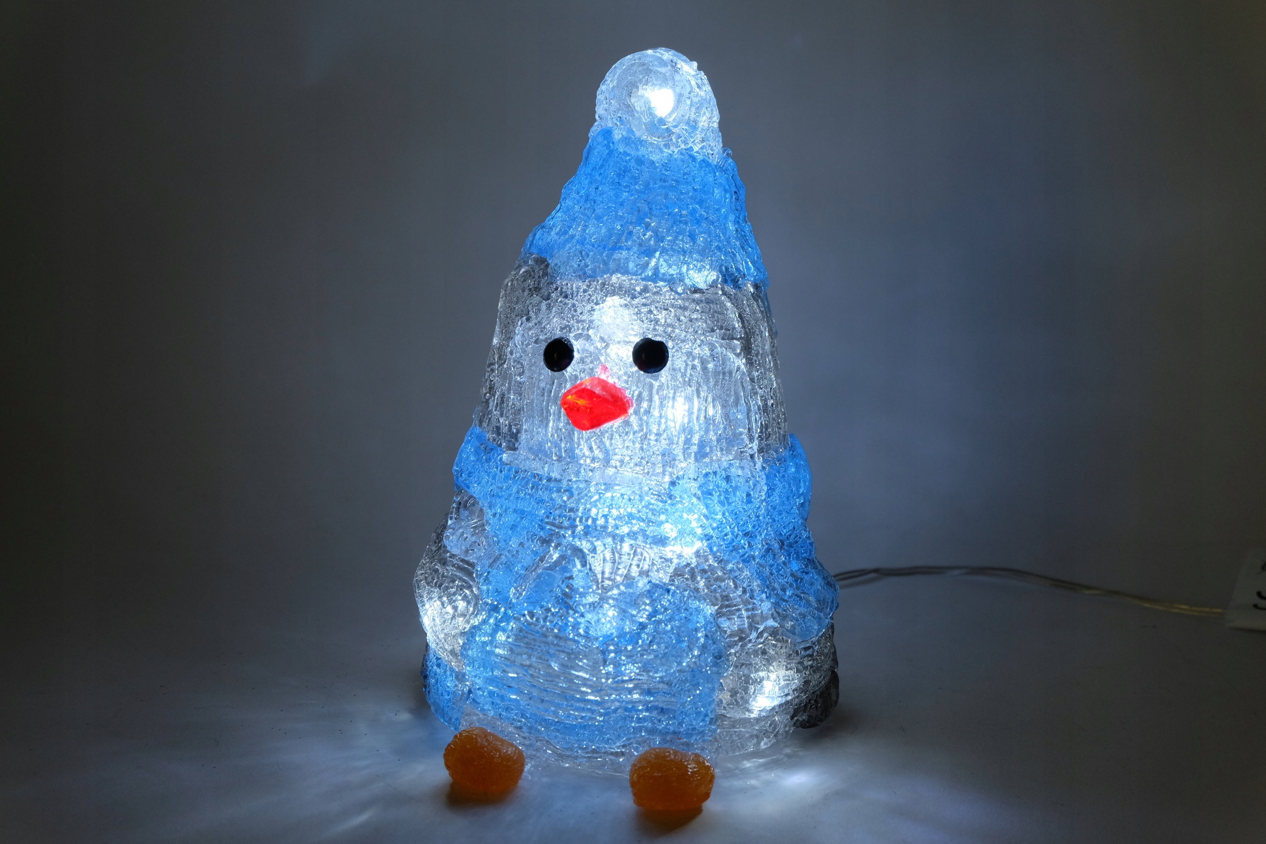 PINGWINEK FIGURKA AKRYLOWA ŚWIECĄCA LED ŚWIĄTECZNA Marka bez marki