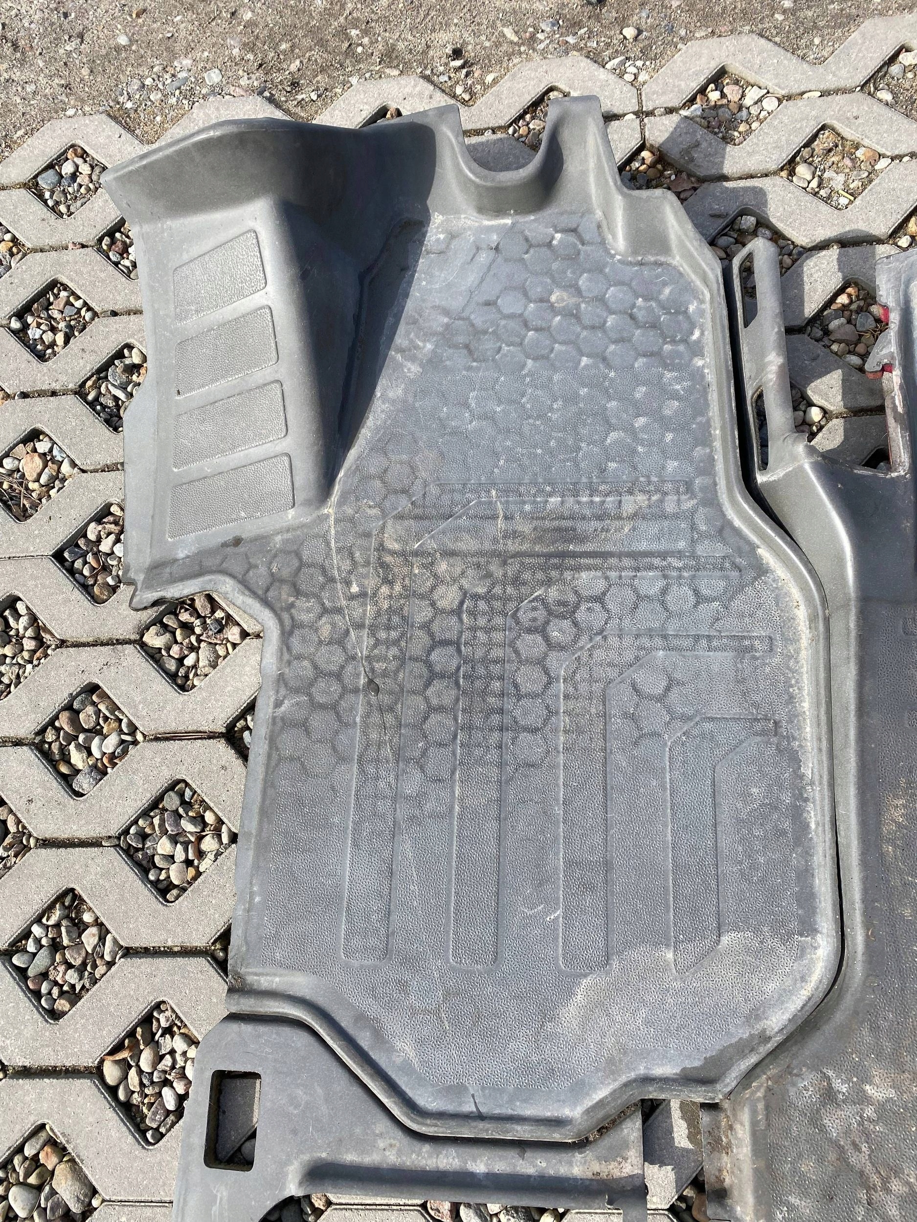 VW CRAFTER II 7C KOMPLET mats front left right tyres 7C1863703B