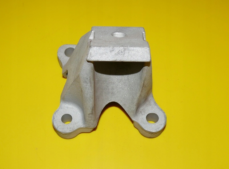 bracket holder engine mount left front AUDI A6 C6 3.0 TDI 220KM BMK 04-08