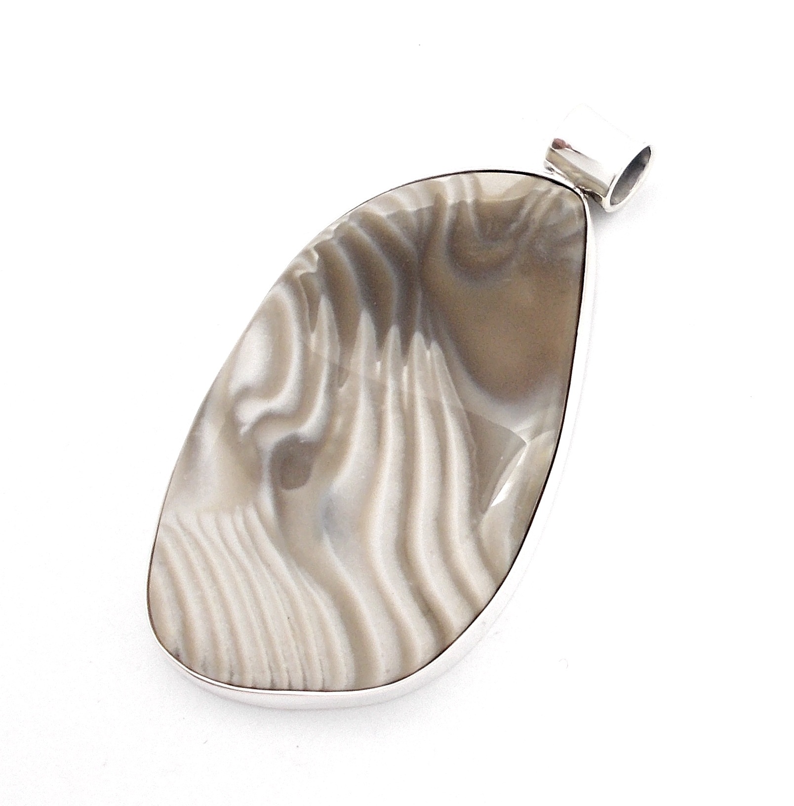 Stříbrný přívěsek s pruhovaným křemenem