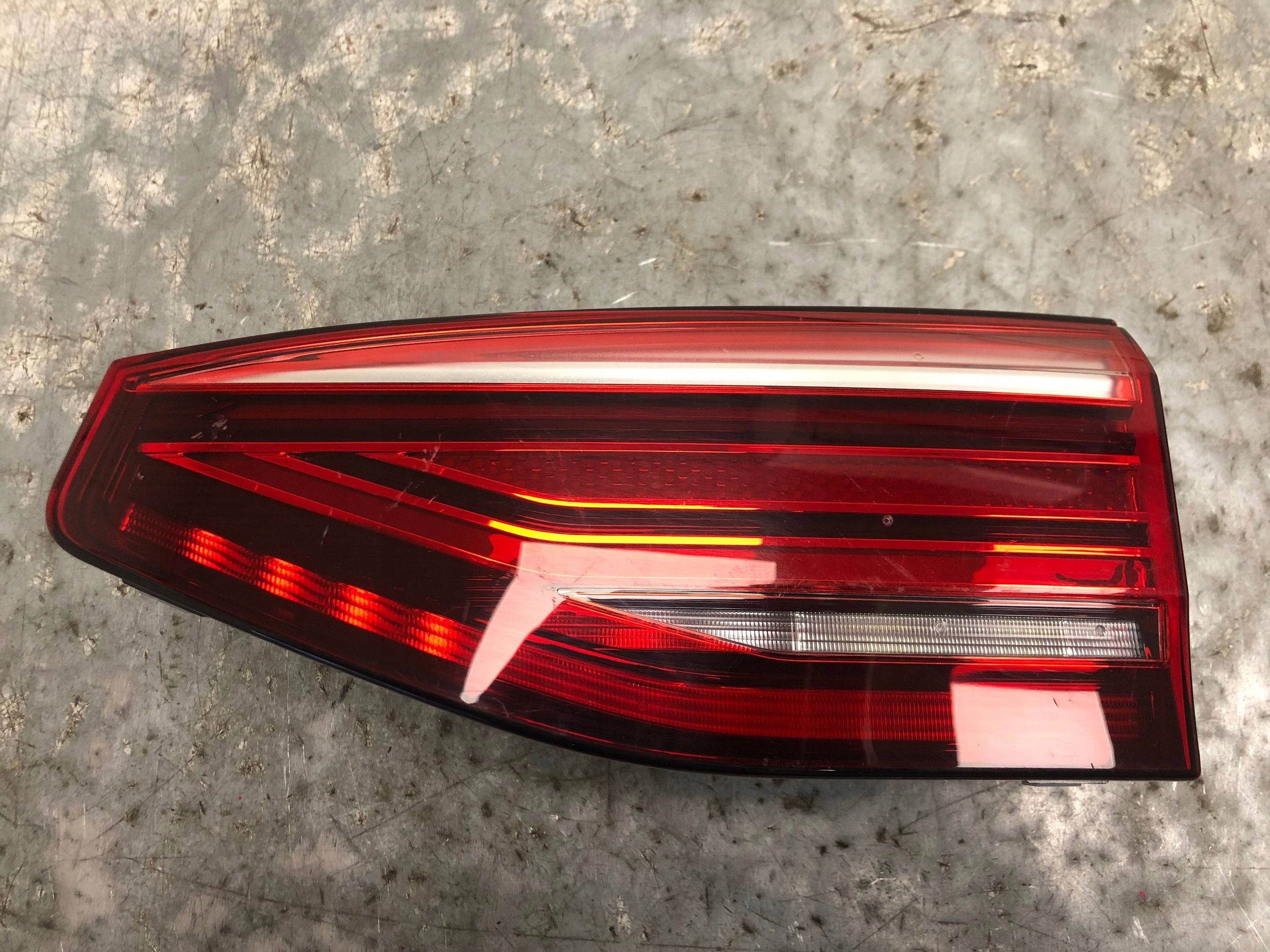 light right rear part to the bonnet VW T7 7T0945094