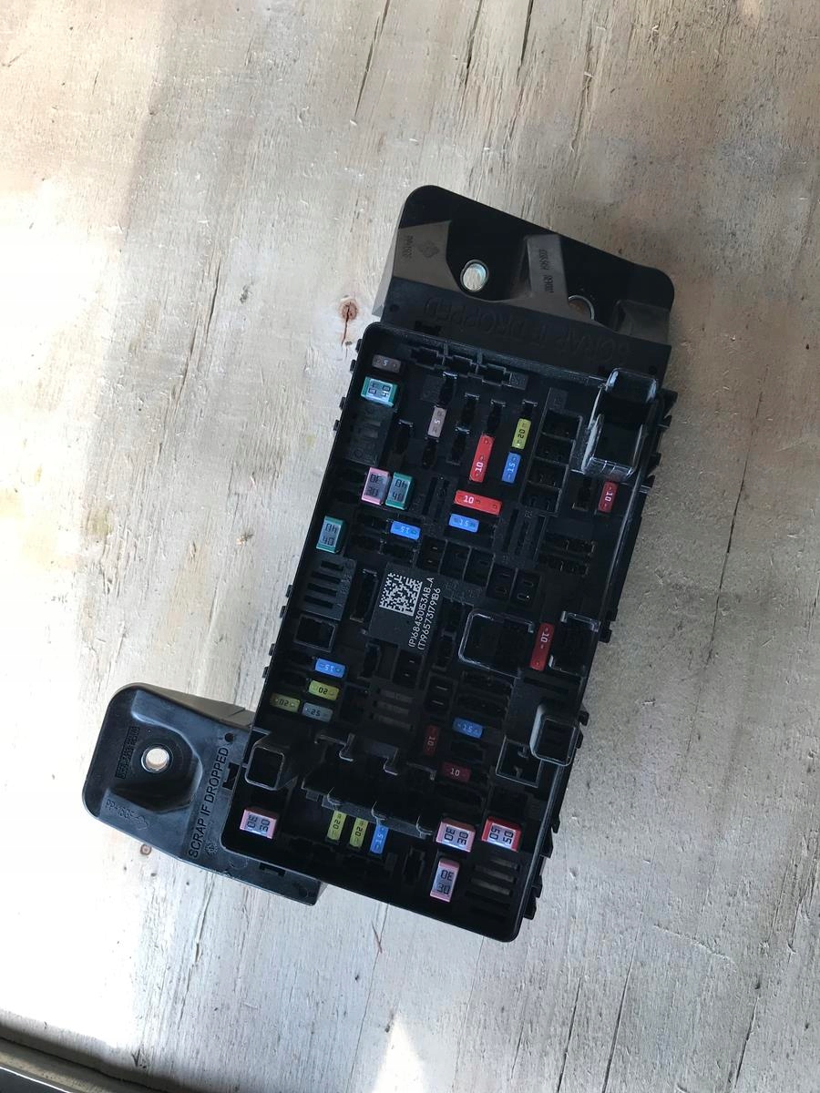 DODGE RAM 2019-2022 SKRZYNKA BEZPIECZNIKÓW