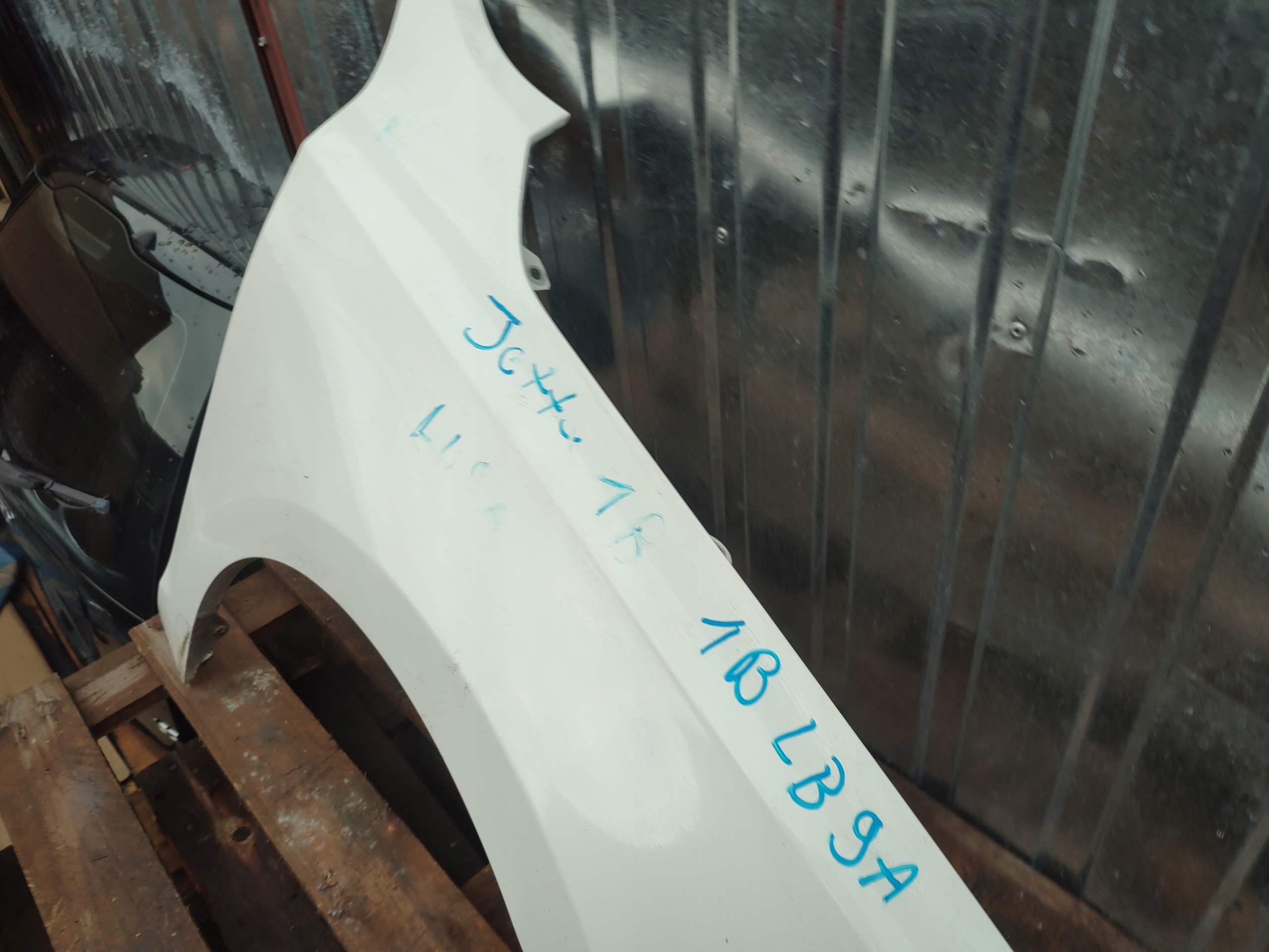 fender right front front Volkswagen Jetta VI LB9A