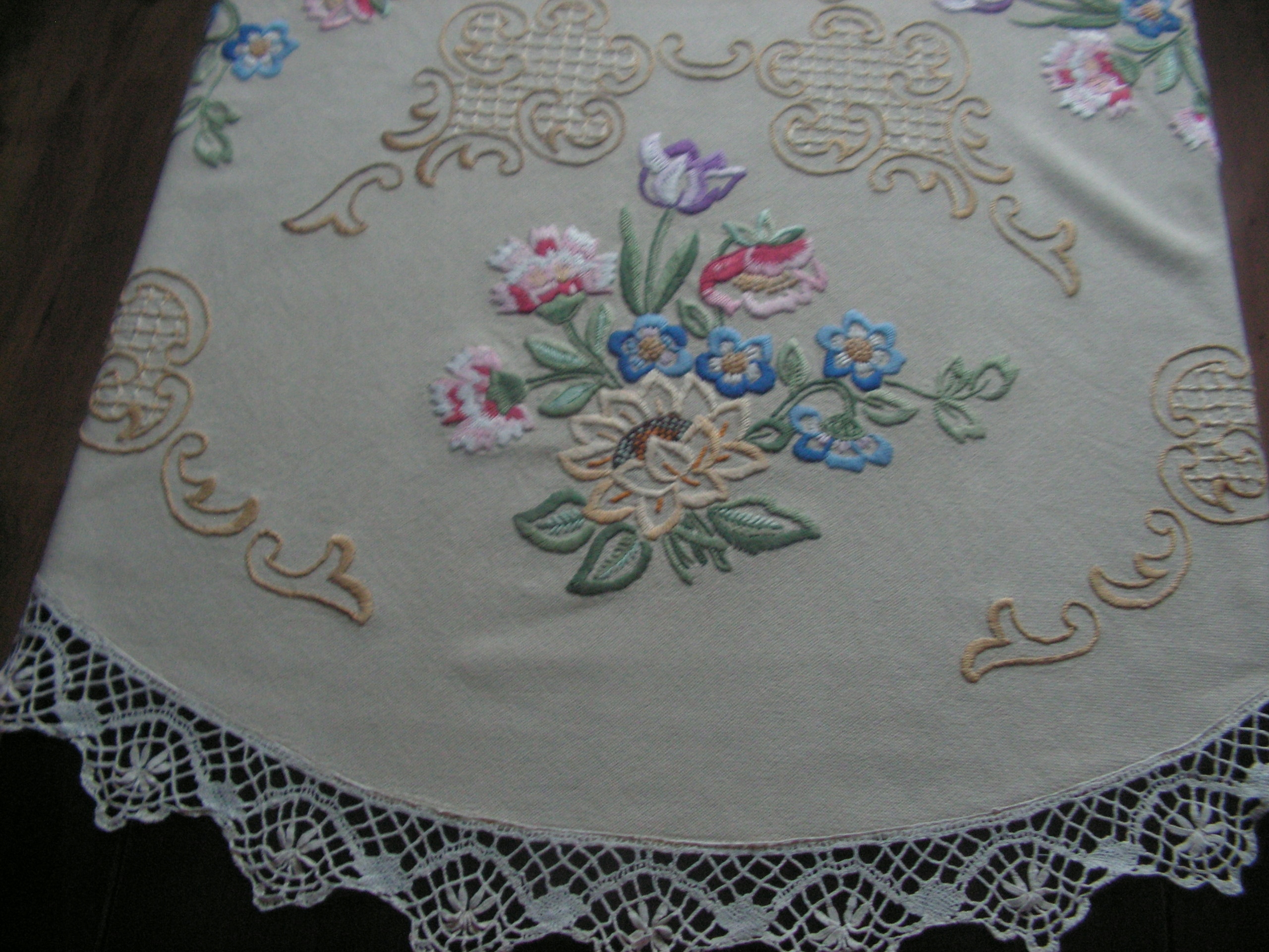 Милая Вышитая Скатерть