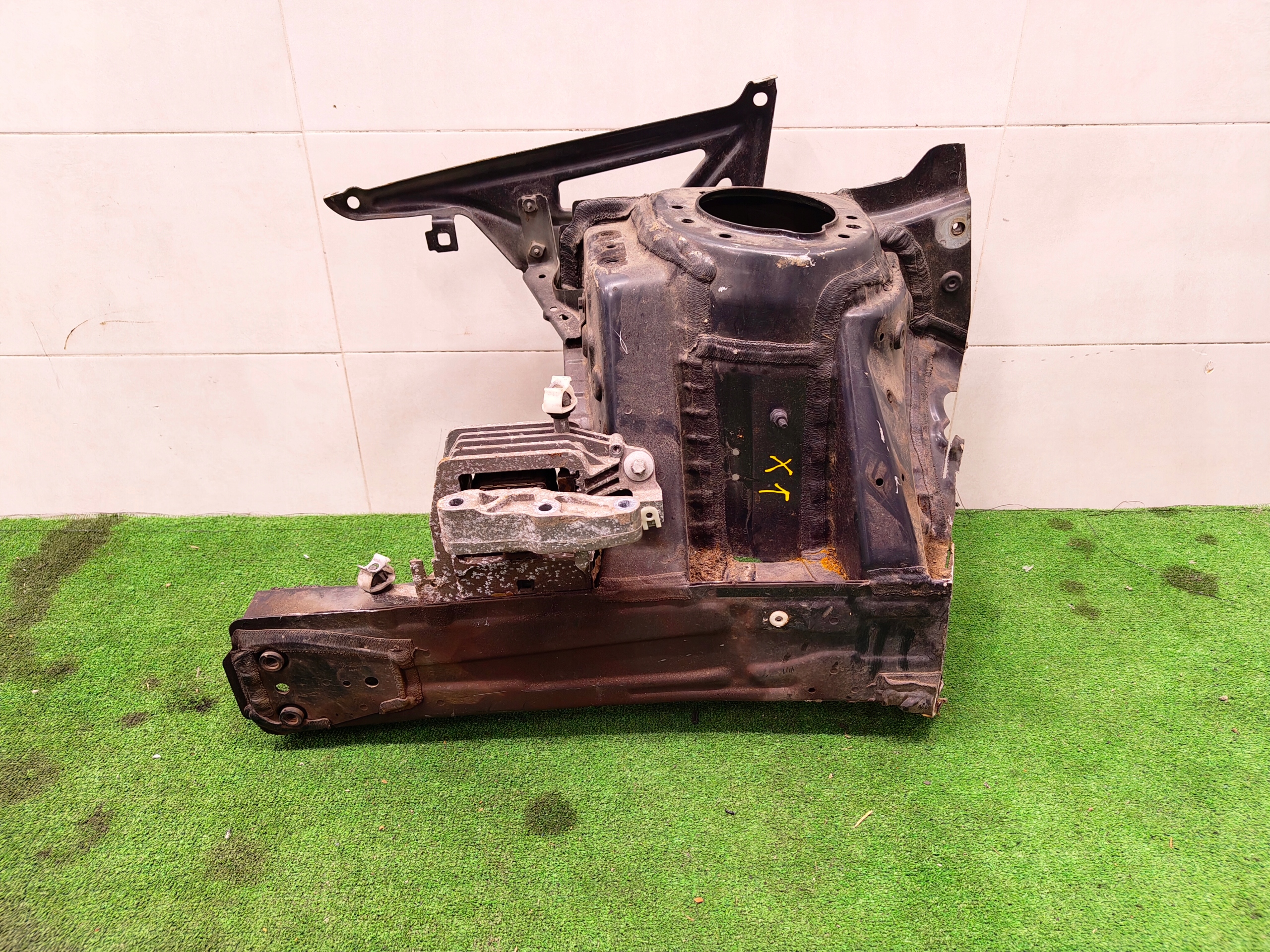BMW X1 F48 quarter quarter placement right front 668