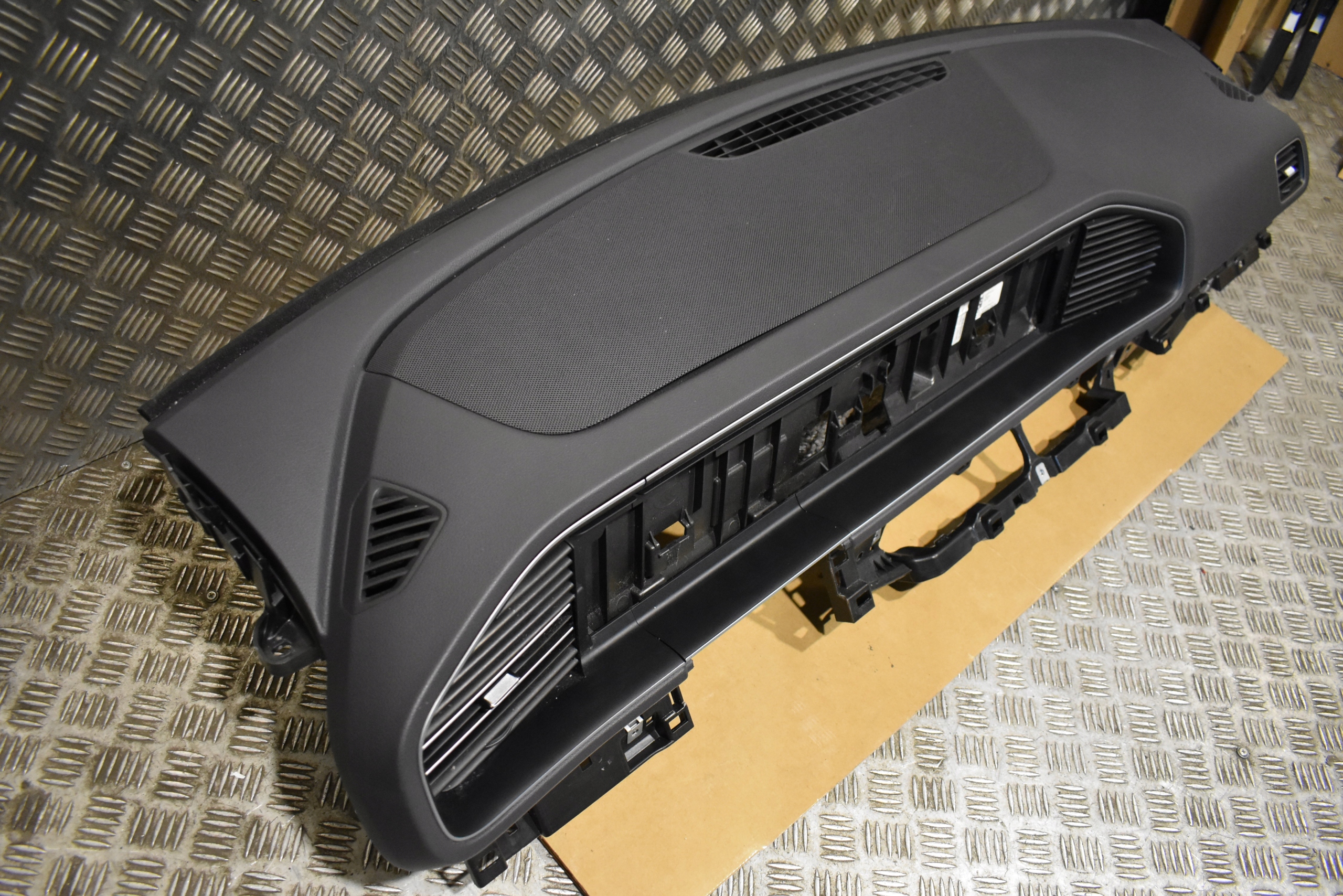 IDEALNA console MERCEDES W167 X167 MAGMA GRAU 1