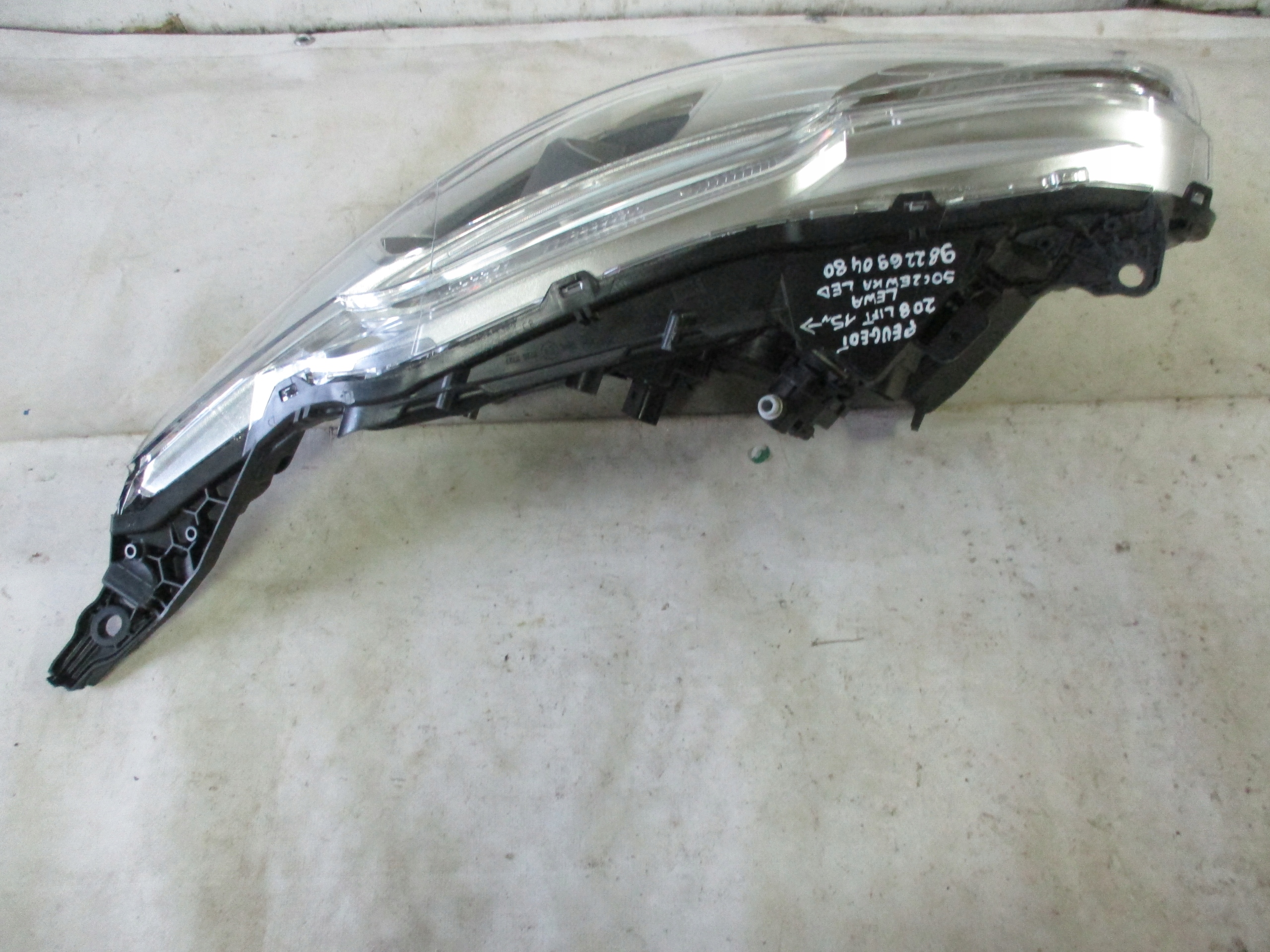 light left front front Peugeot 208 lift 15r-lens LED 9822690480