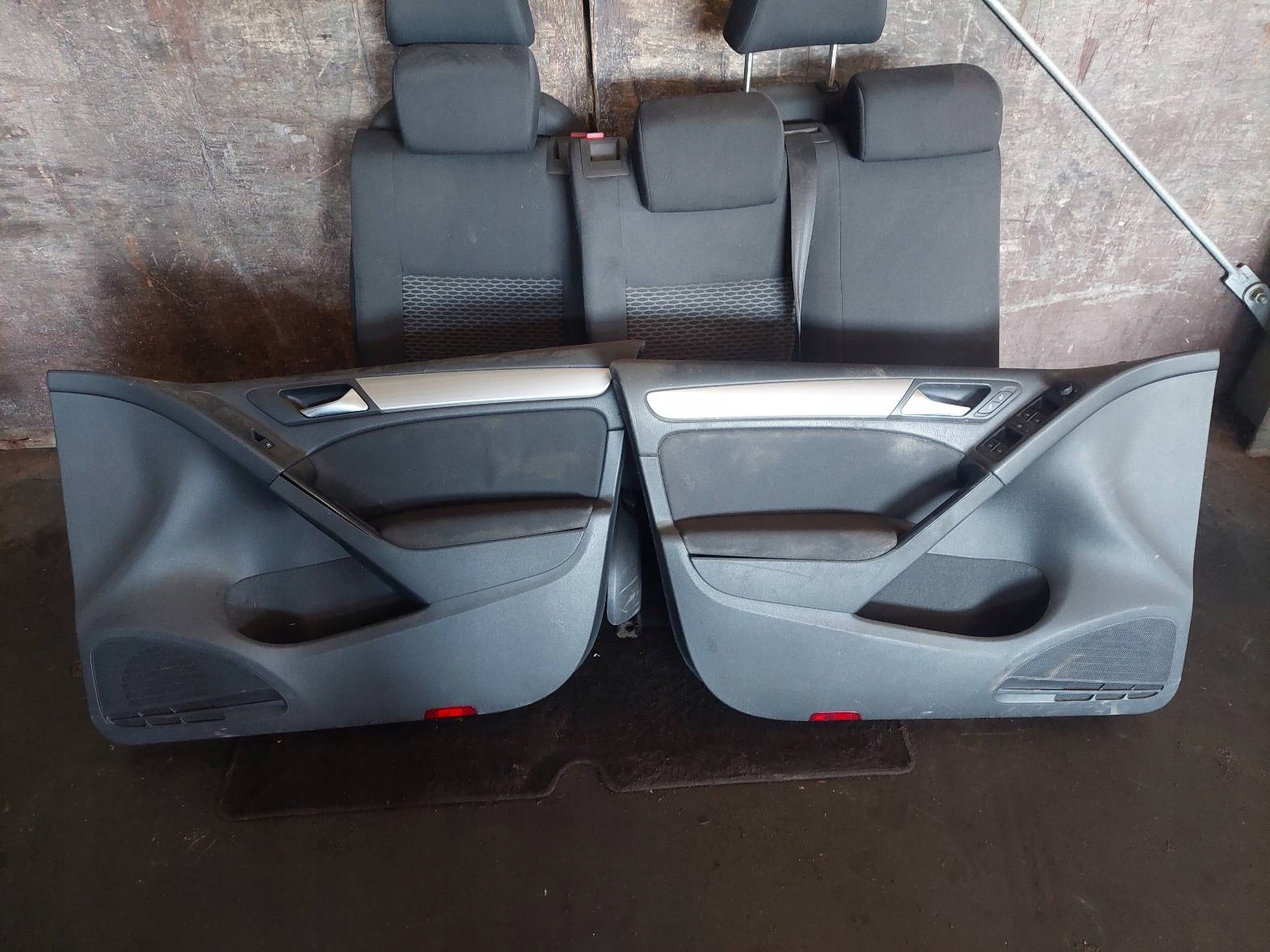 seats KOMPLET left right seat rear part + side VOLKSWAGEN GOLF VI HB 5D