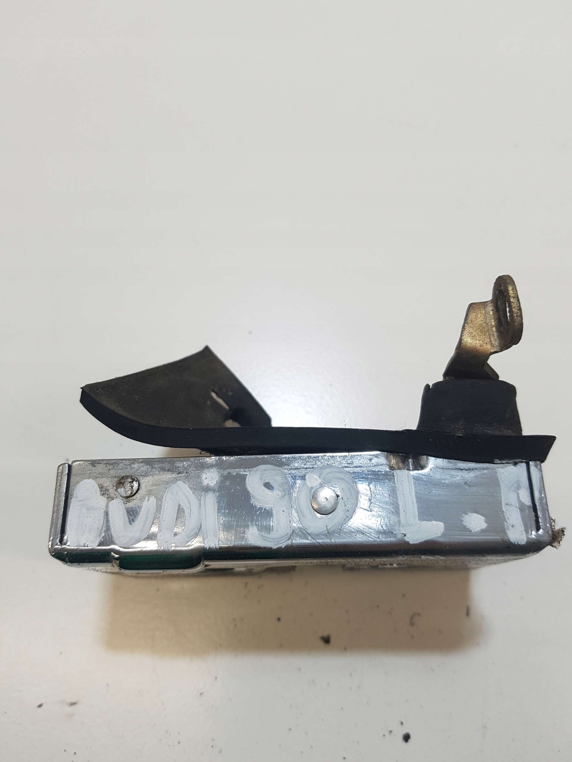 lock door left front AUDI 90 B3 893837015B