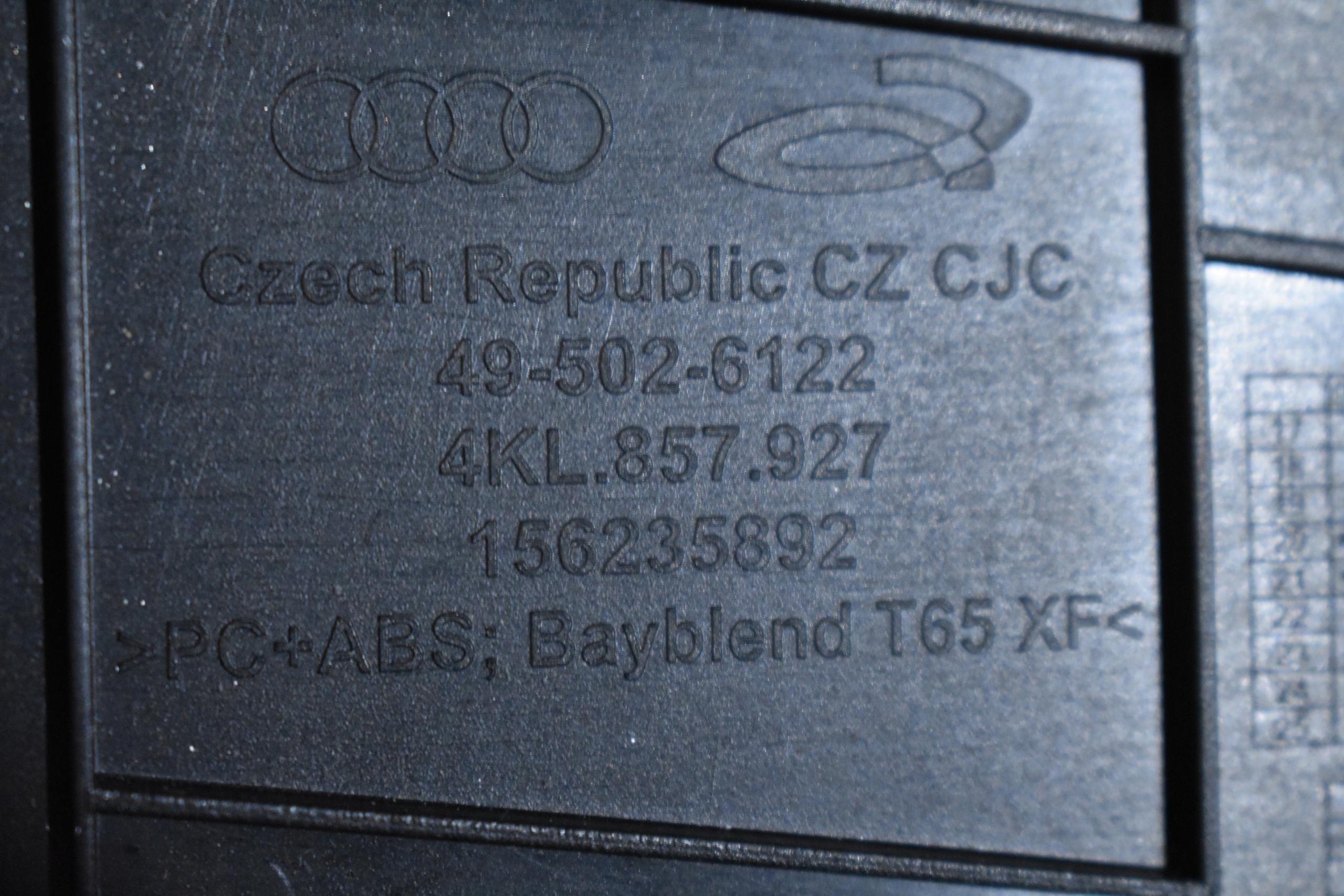 IDEALNA kryt konzoli TUNELU AUDI E-TRON 1