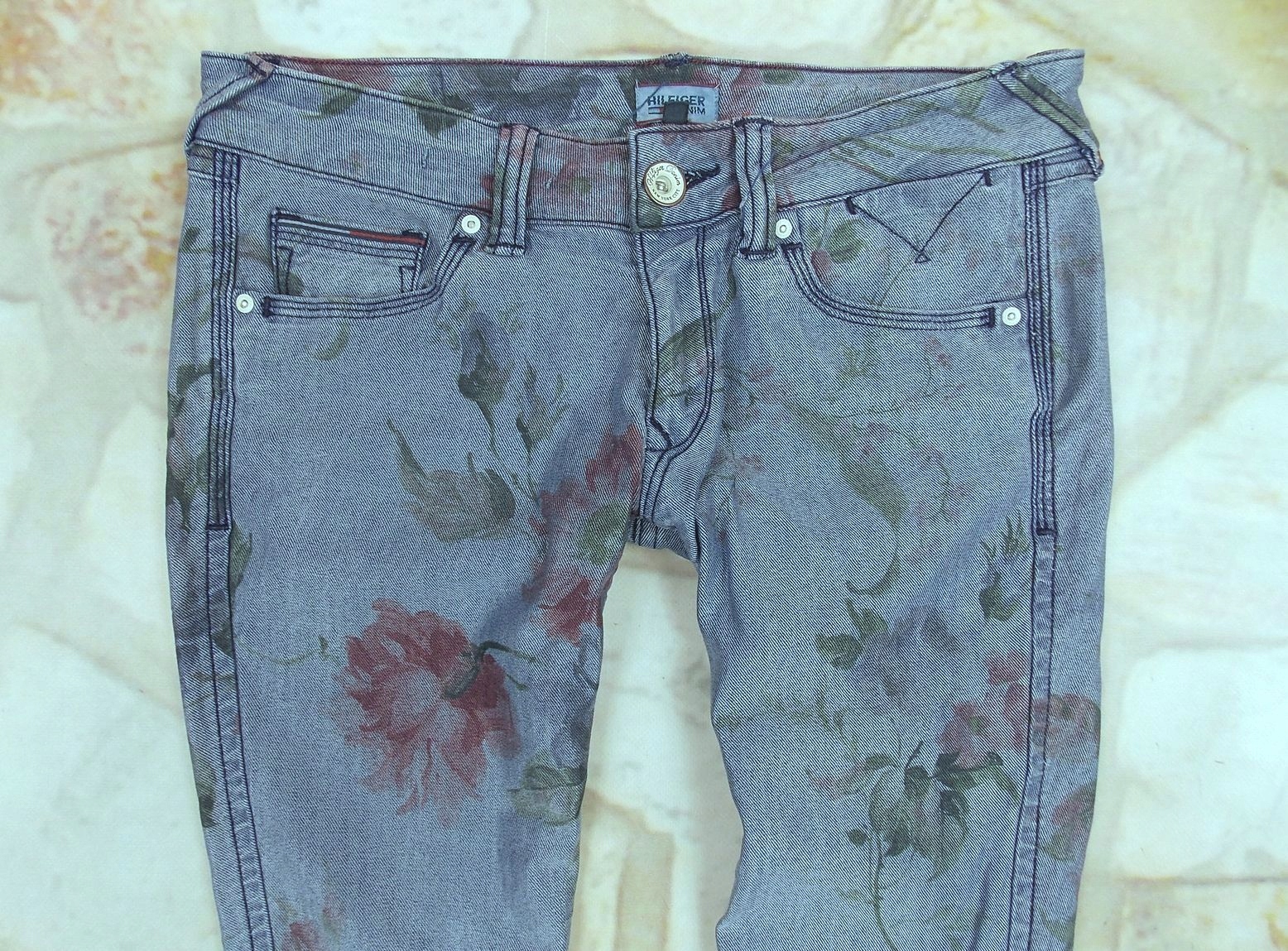 Spodnie dżinsy Tommy Hilfinger rurki kwiaty 28/32 Model 0893