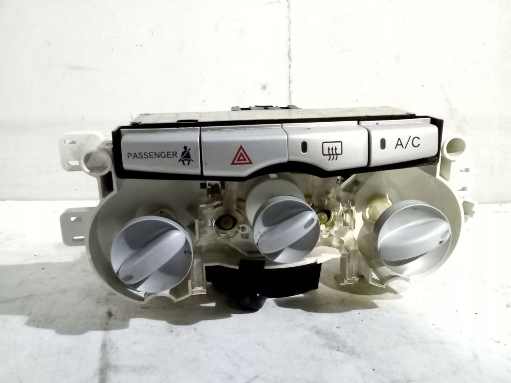 Daihatsu Sirion II 2 control panel air conditioning devices