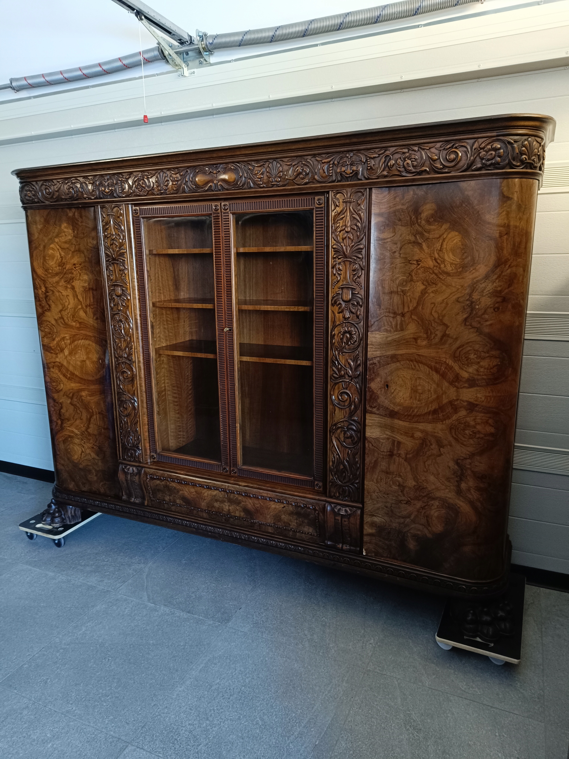 SZAFA BIBLIOTEKA RZEŹBIONA PRZEDWOJENNA NA LWICH ŁAPACH PALISANDER