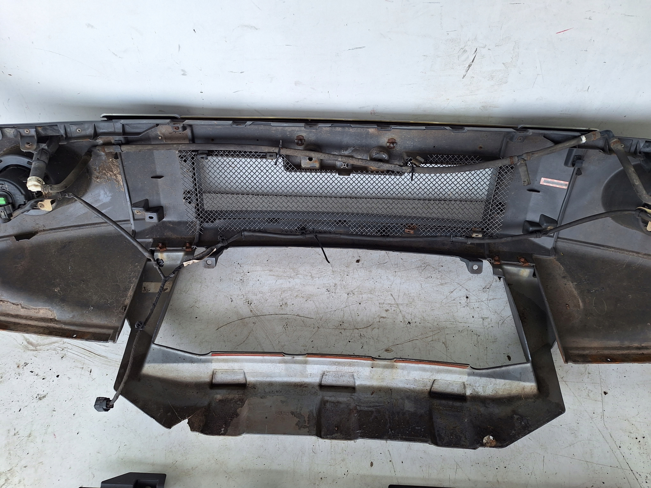 MITSUBISHI PAJERO IV 06-10 bumper + XENON