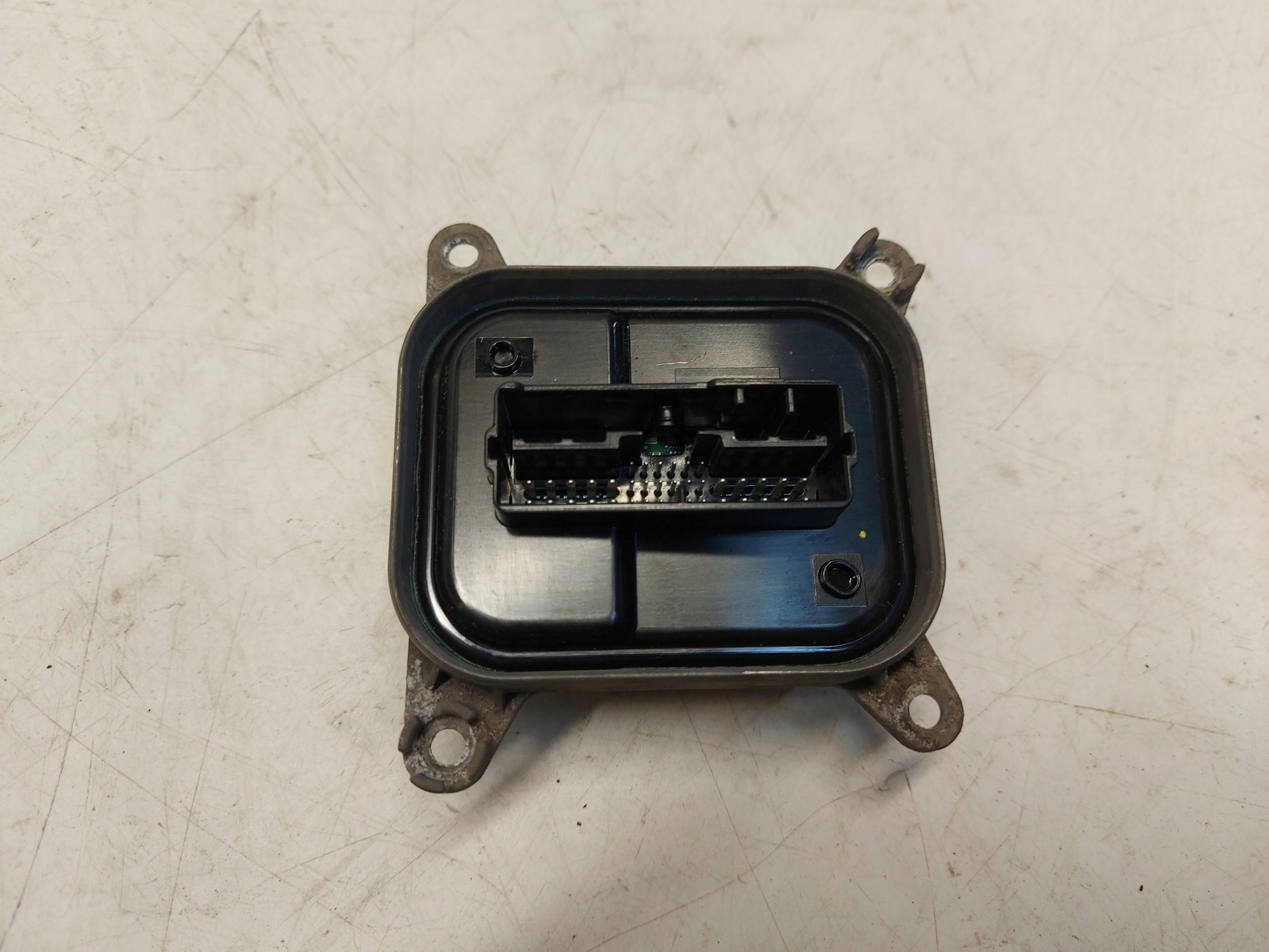 TESLA MODEL Y 2023r Unité de contrôle Module LED Avant Droite 1532925-02-C