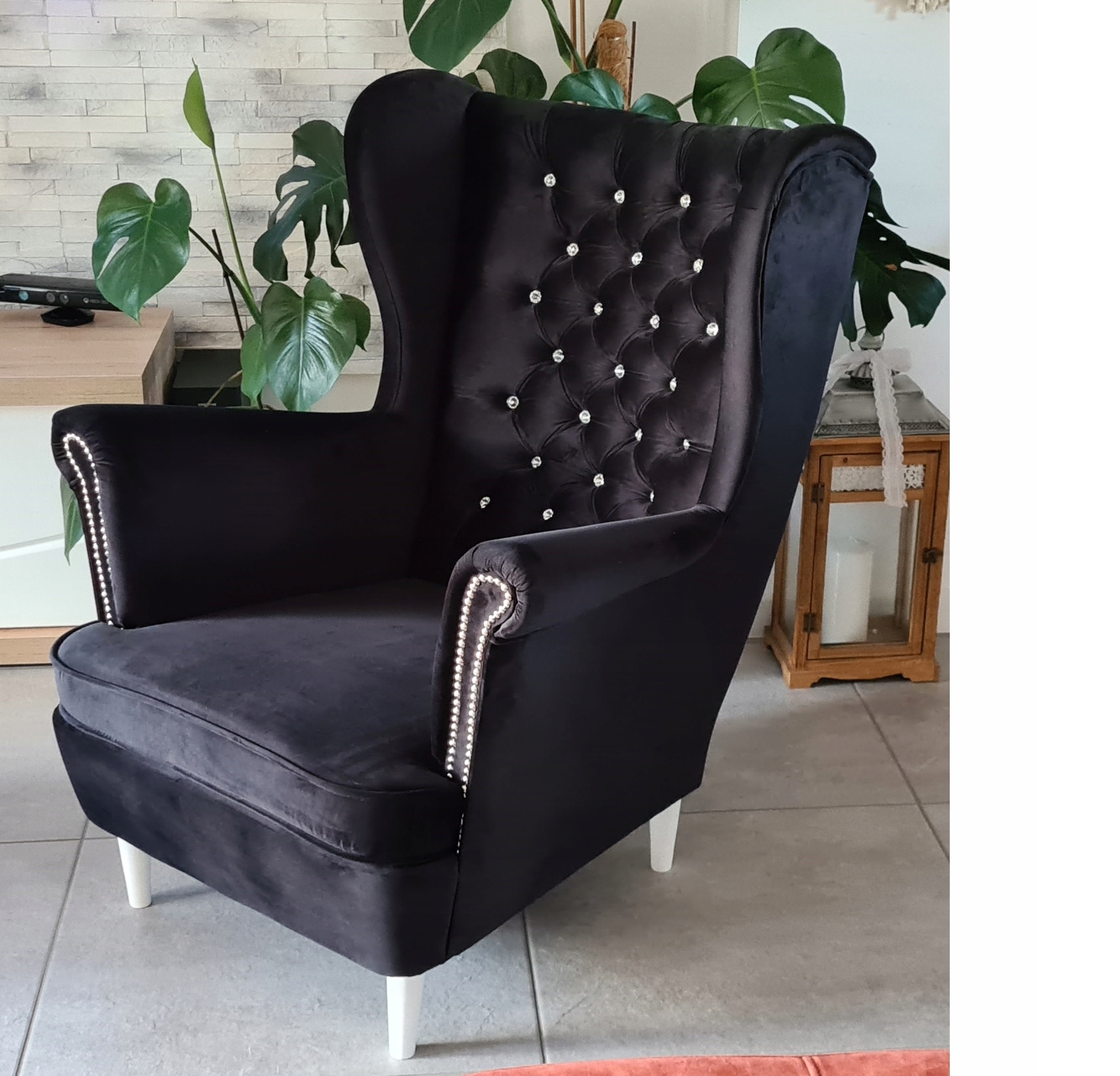 

Fotel Uszak Glamour Chesterfield Podnóżek Kryształ