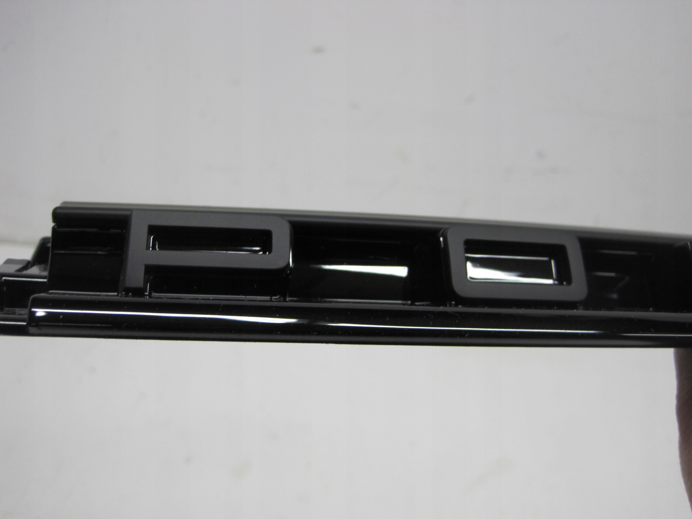 cap moulding bonnet LOGO PORSCHE CARRERA 992807823B