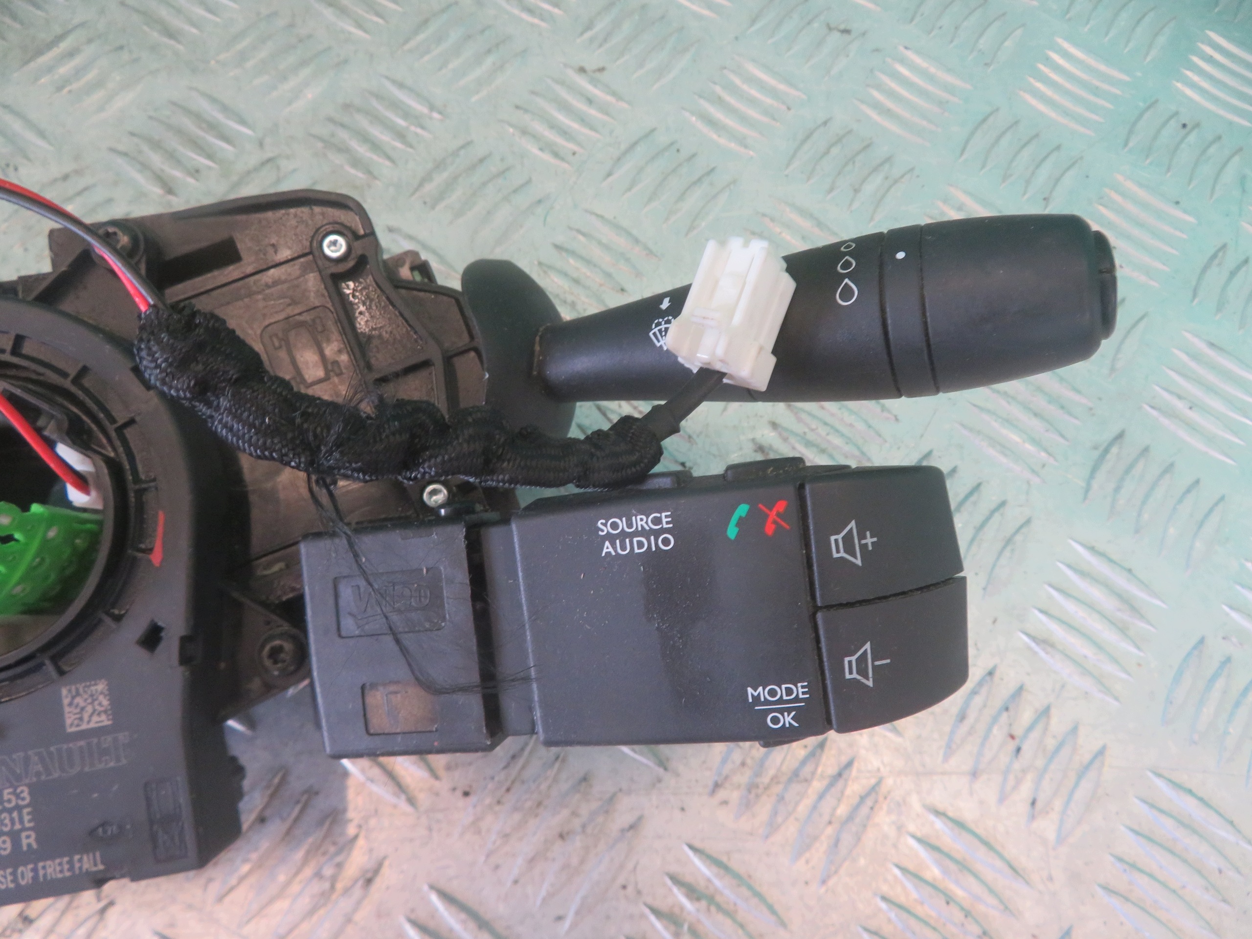 commande levier commodo sous volant RENAULT TRAFIC OPEL VIVARO 20R 255674994R