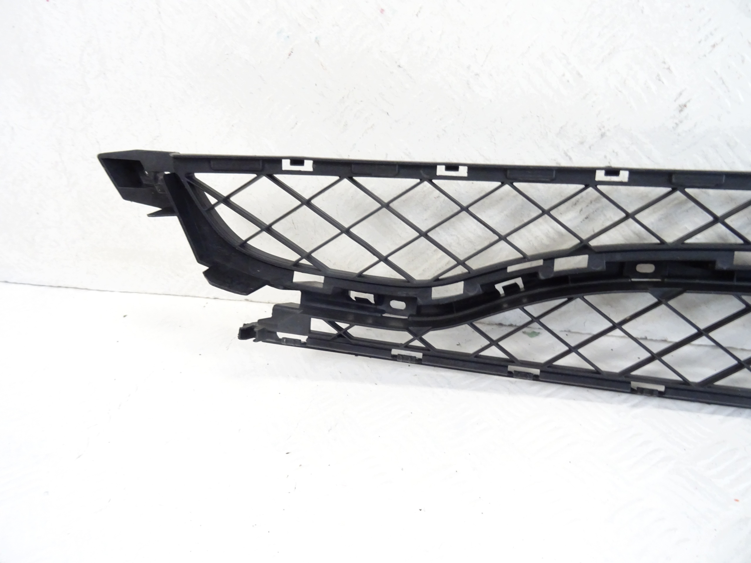 grid of a bumper front central RENAULT CLIO III RS 8200899585