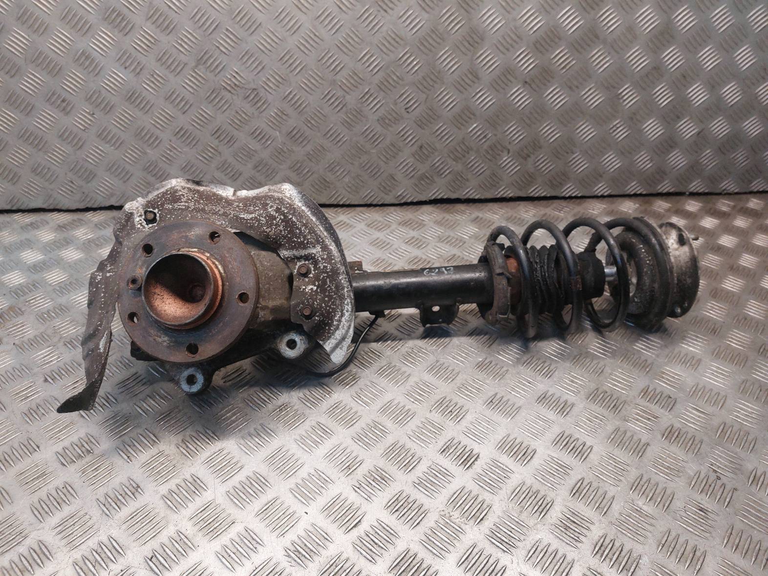 tlumič struna otoč levý předek BMW E87 118d 6786023
