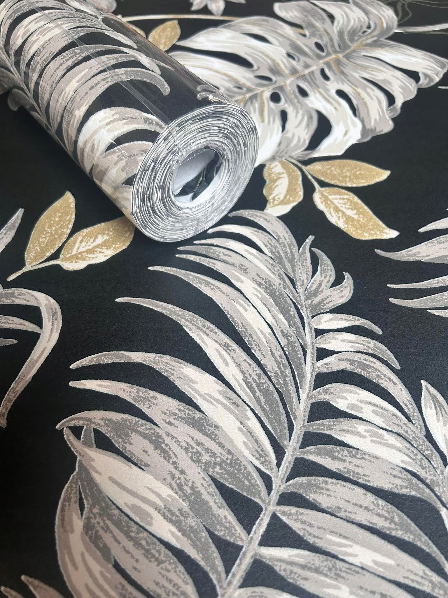 Tapeta Flizelina Liście Monstera Czarna Złoto Beż 64303 Marka Grandeco