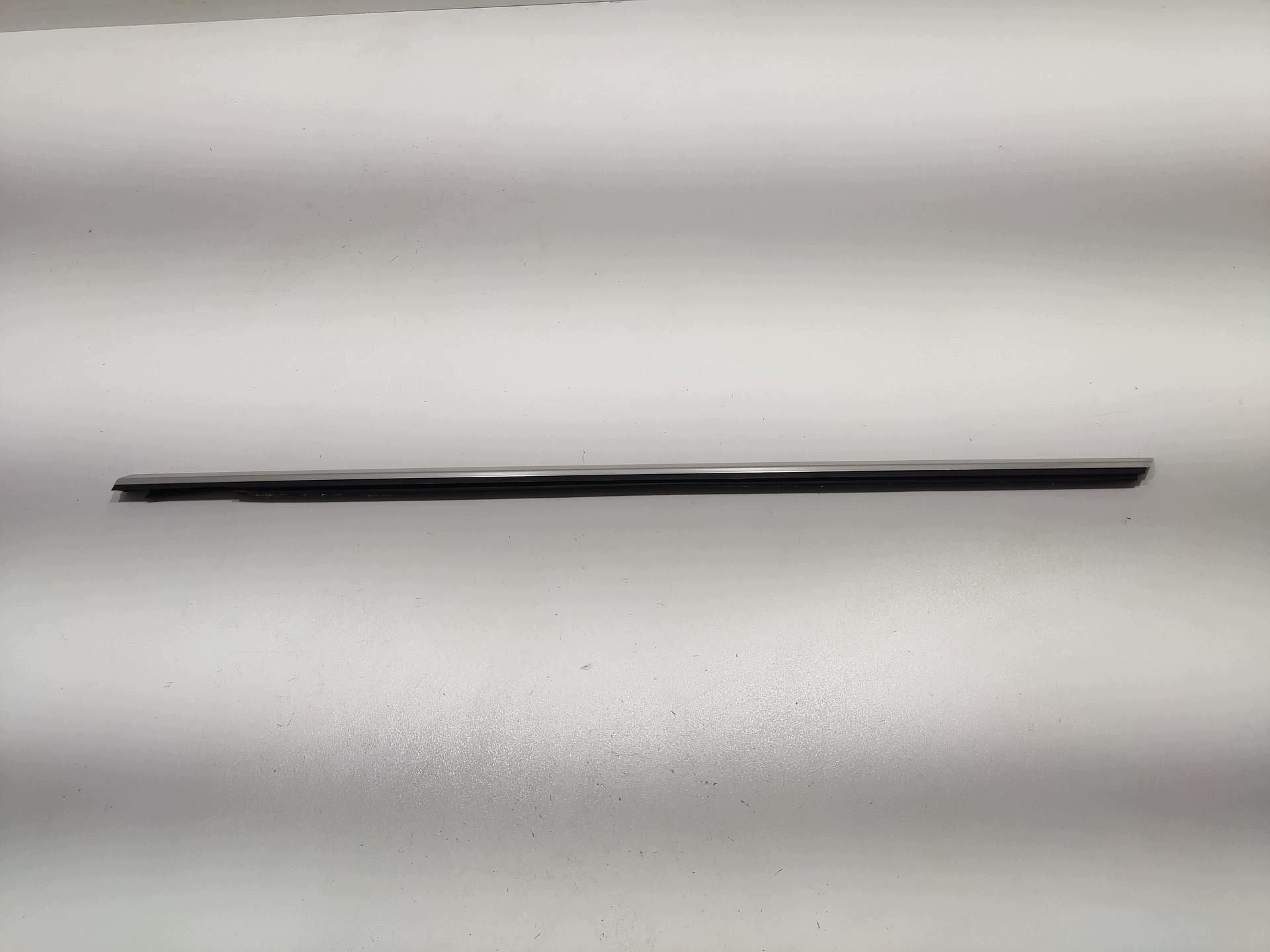 moulding dust CHROM door left front MERCEDES A-KLASA W176 2012-2015