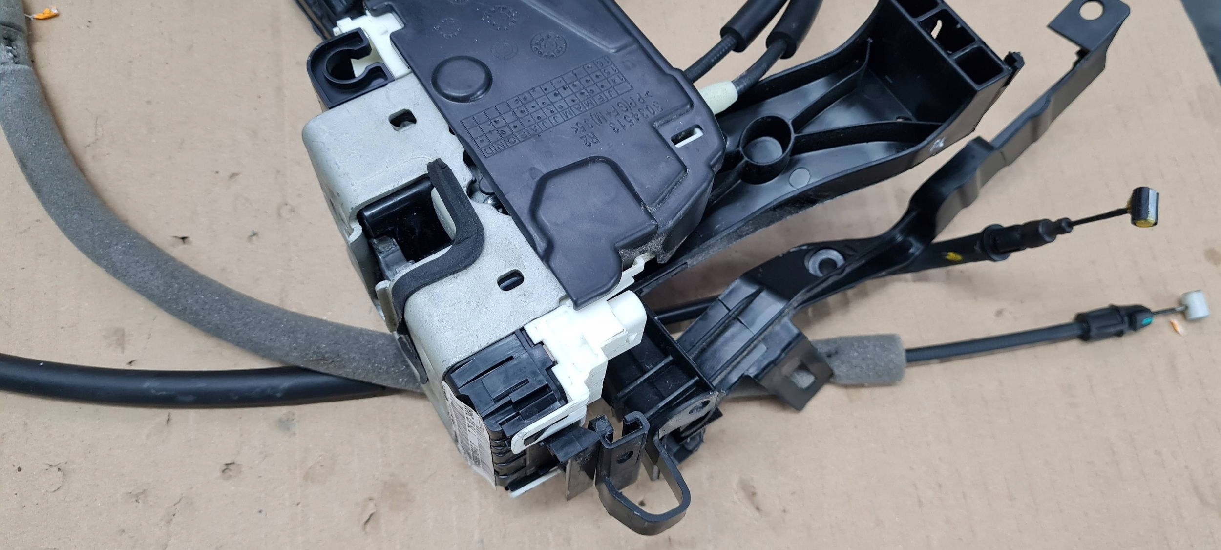 Chrysler Pacifica 2022 lock door right front front P04589916AG