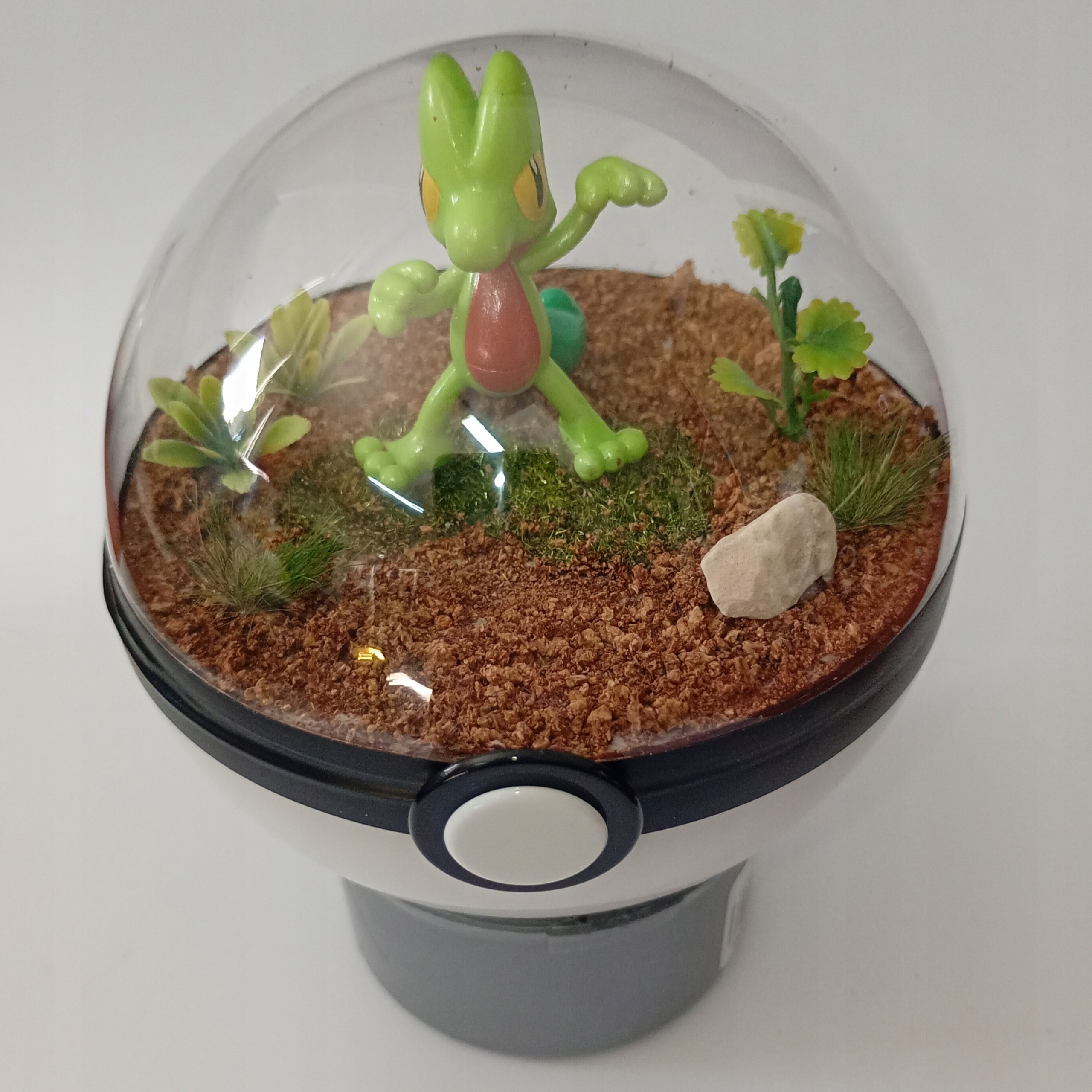 Treecko Pokeballové Terárium Unikátní Diorama Pokémon Ručně Vyrobené 10 CM