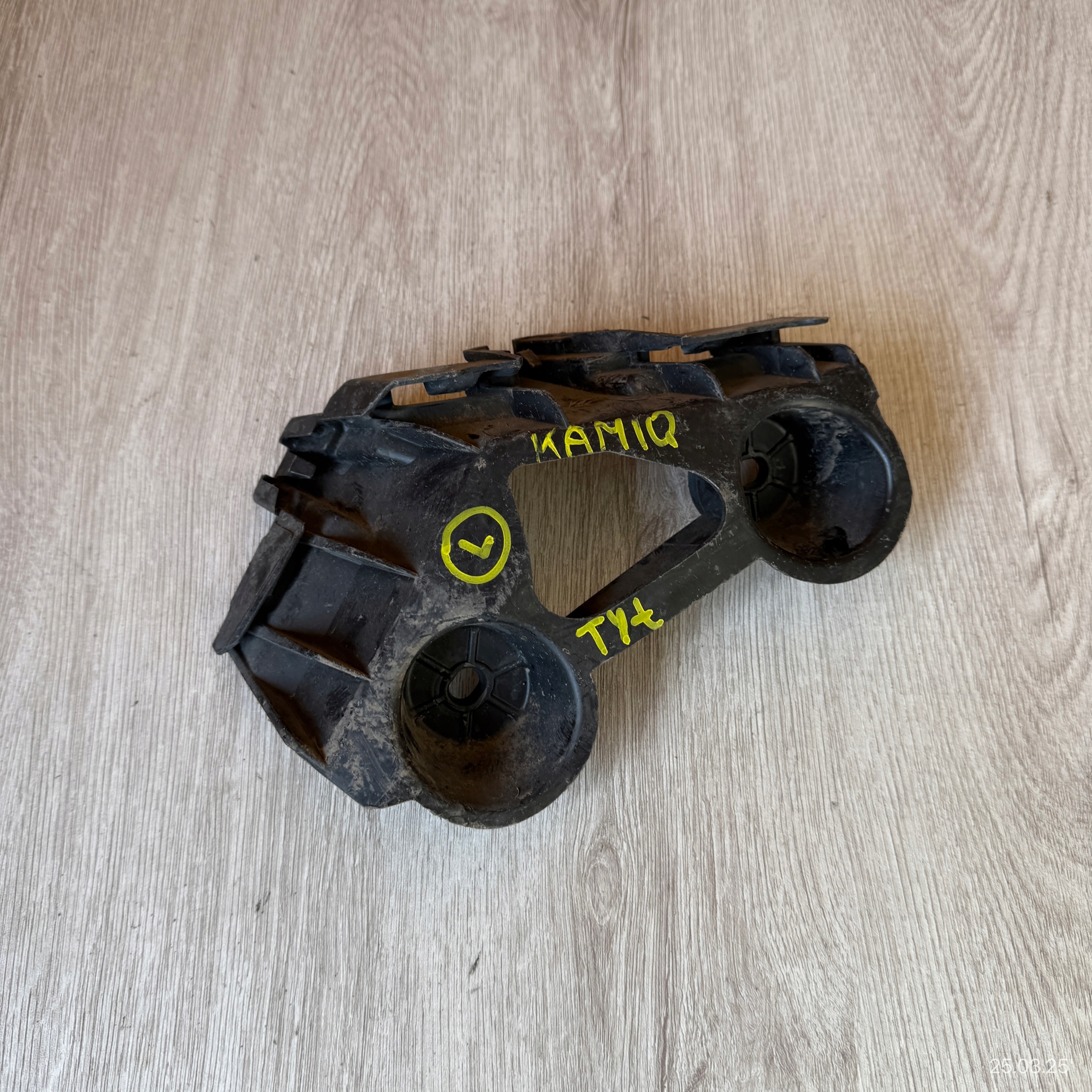 bumper bracket rear left SKODA KAMIQ 658807393A