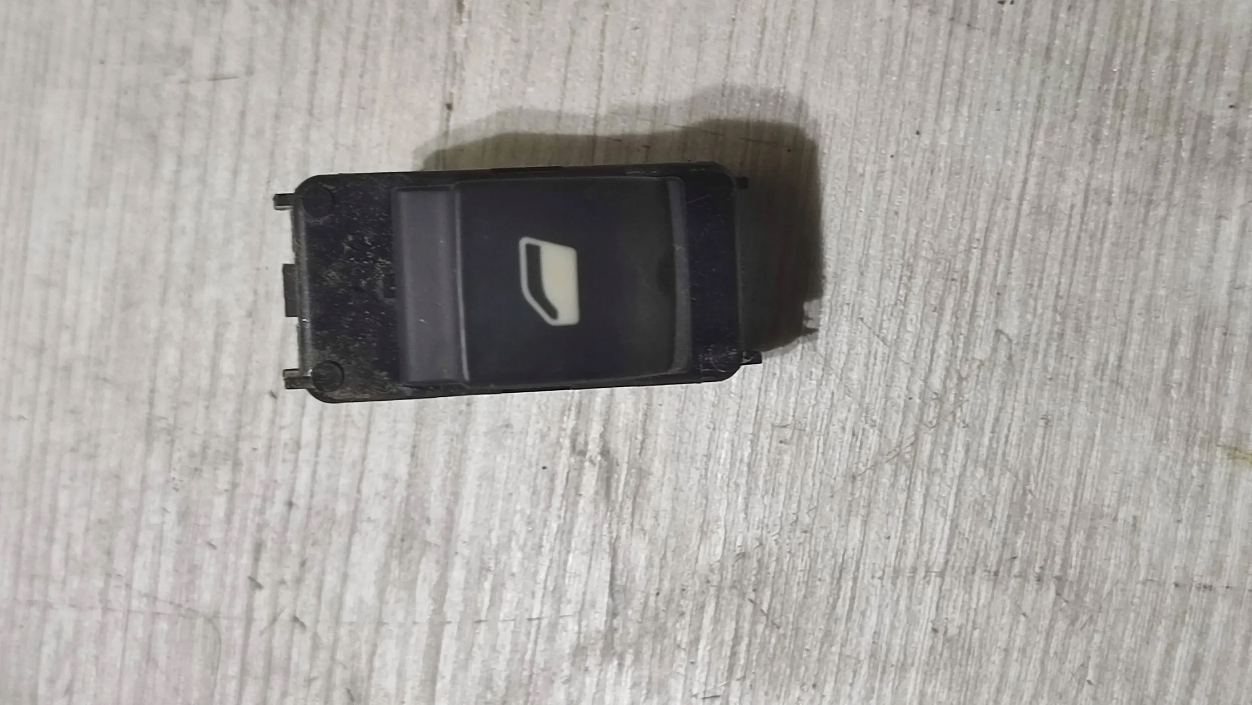 Opel Corsa F 1.2 22r. rear part side right button windows