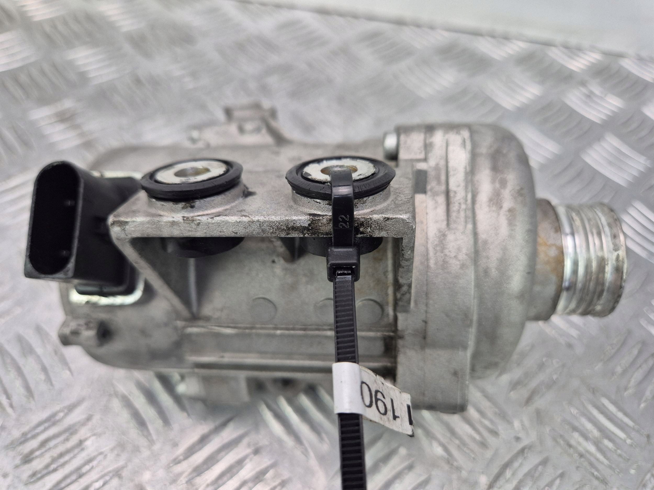 BMW 3 E92 E93 325i water pump 7586924 N52B25AF