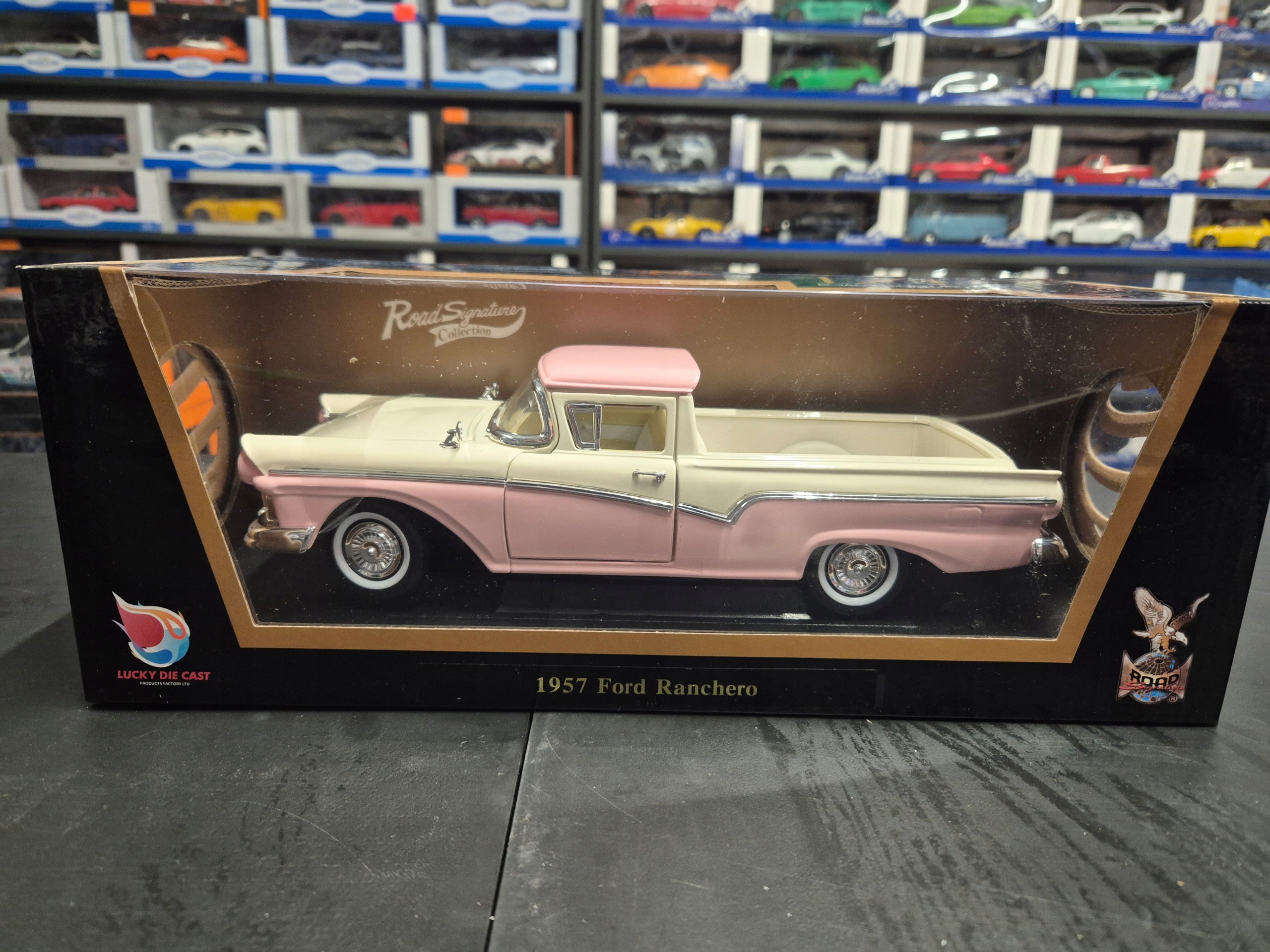 FORD RANCHERO 1957 1/18 ROAD SIGNATURE LDC 92208