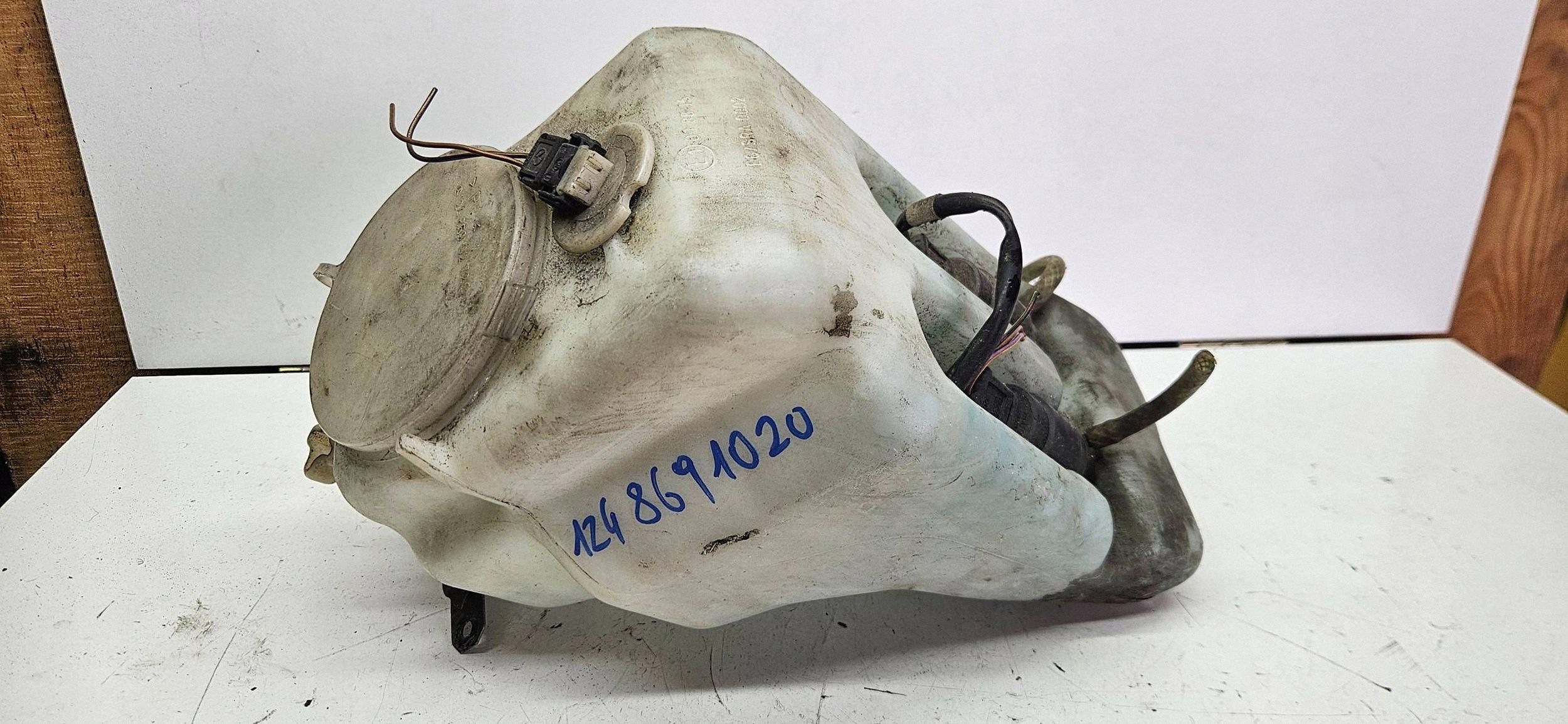 Mercedes-Benz E W124 washer fluid tank 1248691020