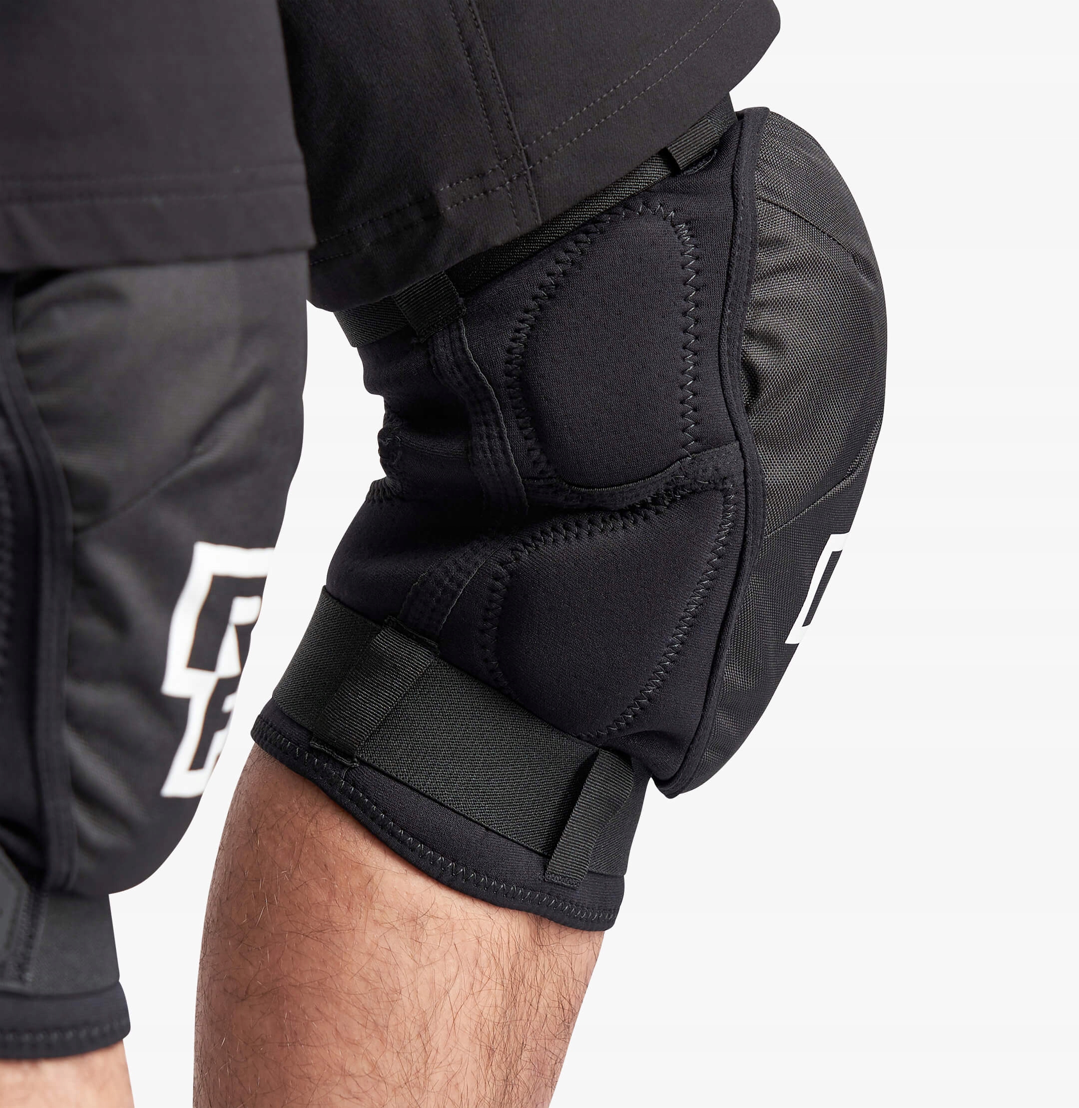 OCHRANIACZE rowerowe na kolana RACE FACE AMBUSH KNEE M D30 Rodzaj nakolanniki