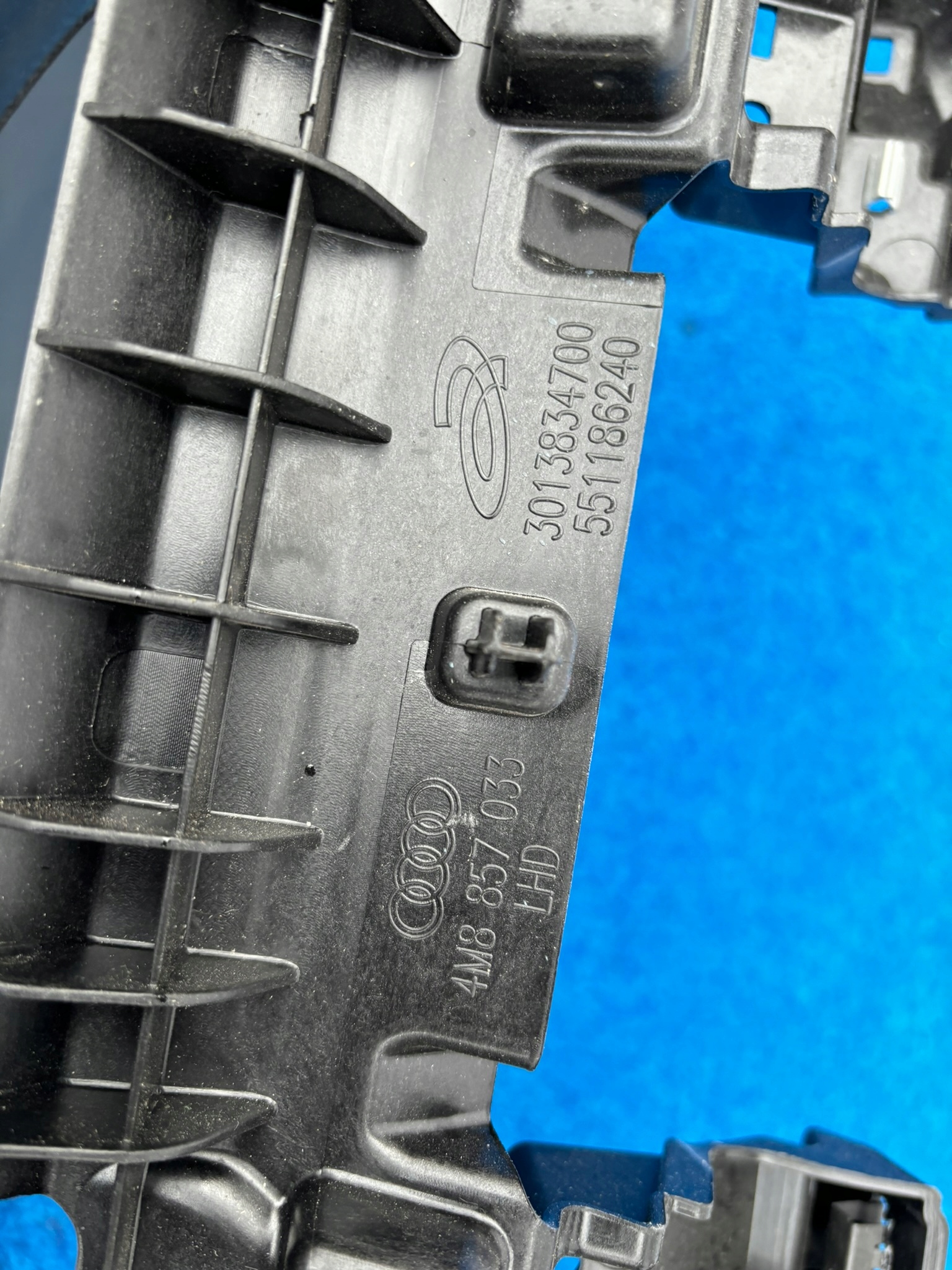 AUDI Q8 4M8 console dashboard cockpit below HEAD-UP 4M8857033 NR18
