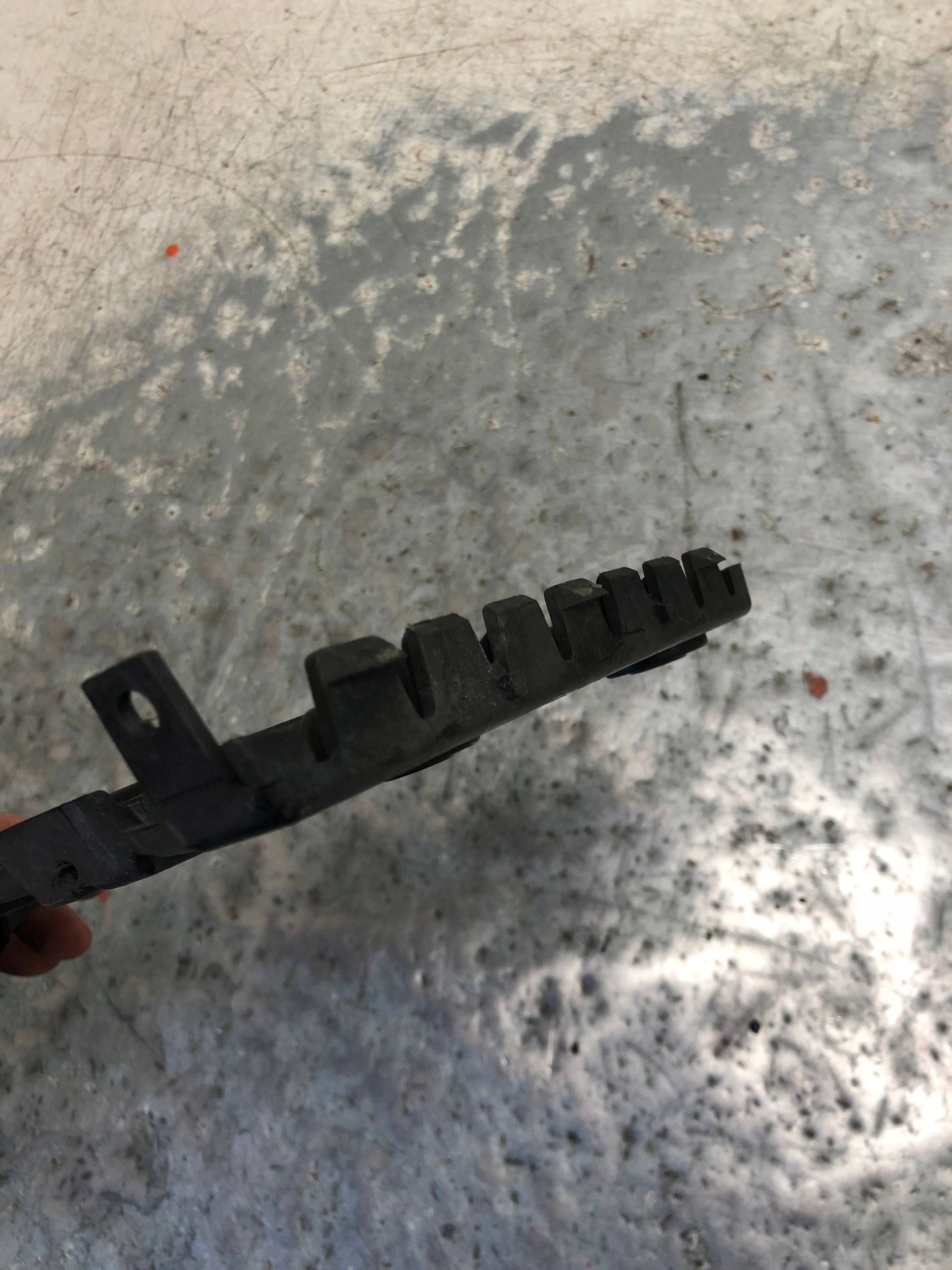 bumper bracket left front AUDI A6 C6 4F0807227
