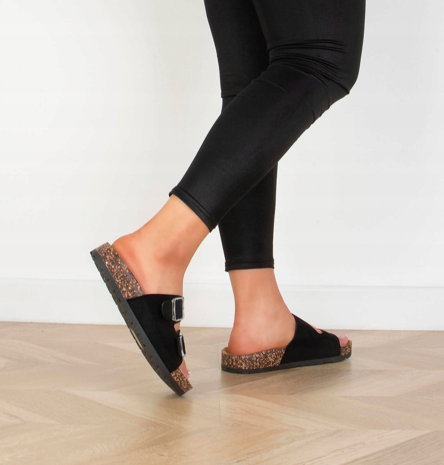 KLAPKI Z KLAMRAMI CZARNE NA KORKU 39 Długość wkładki 25 cm