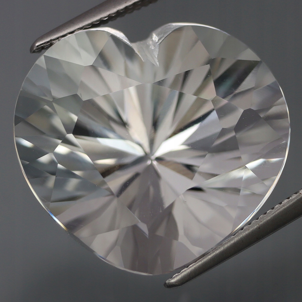 Přírodní křemen Velké srdce 18,29 ct Brazílie video GKW2214