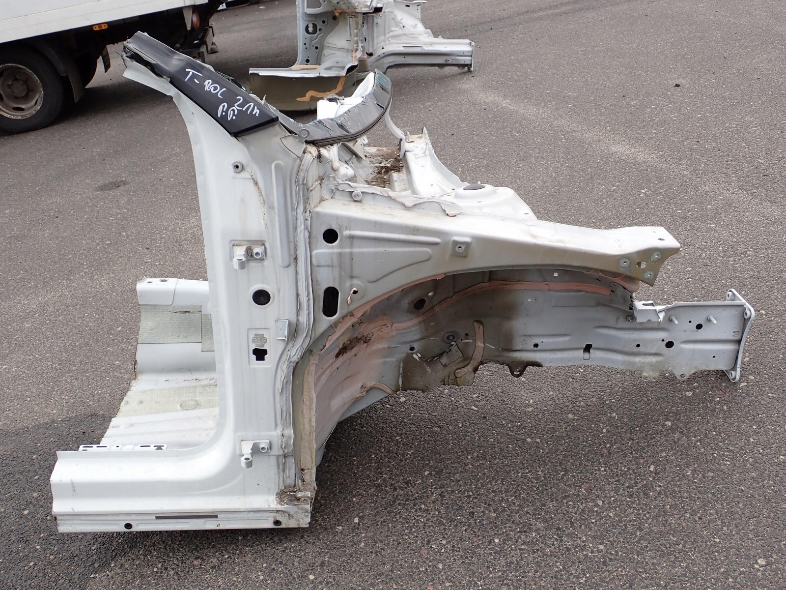 ЧЕТВЕРТИНА ЛОНЖЕРОН ПРАВИЙ ПЕРЕД VW VOLKSWAGEN T-ROC1r