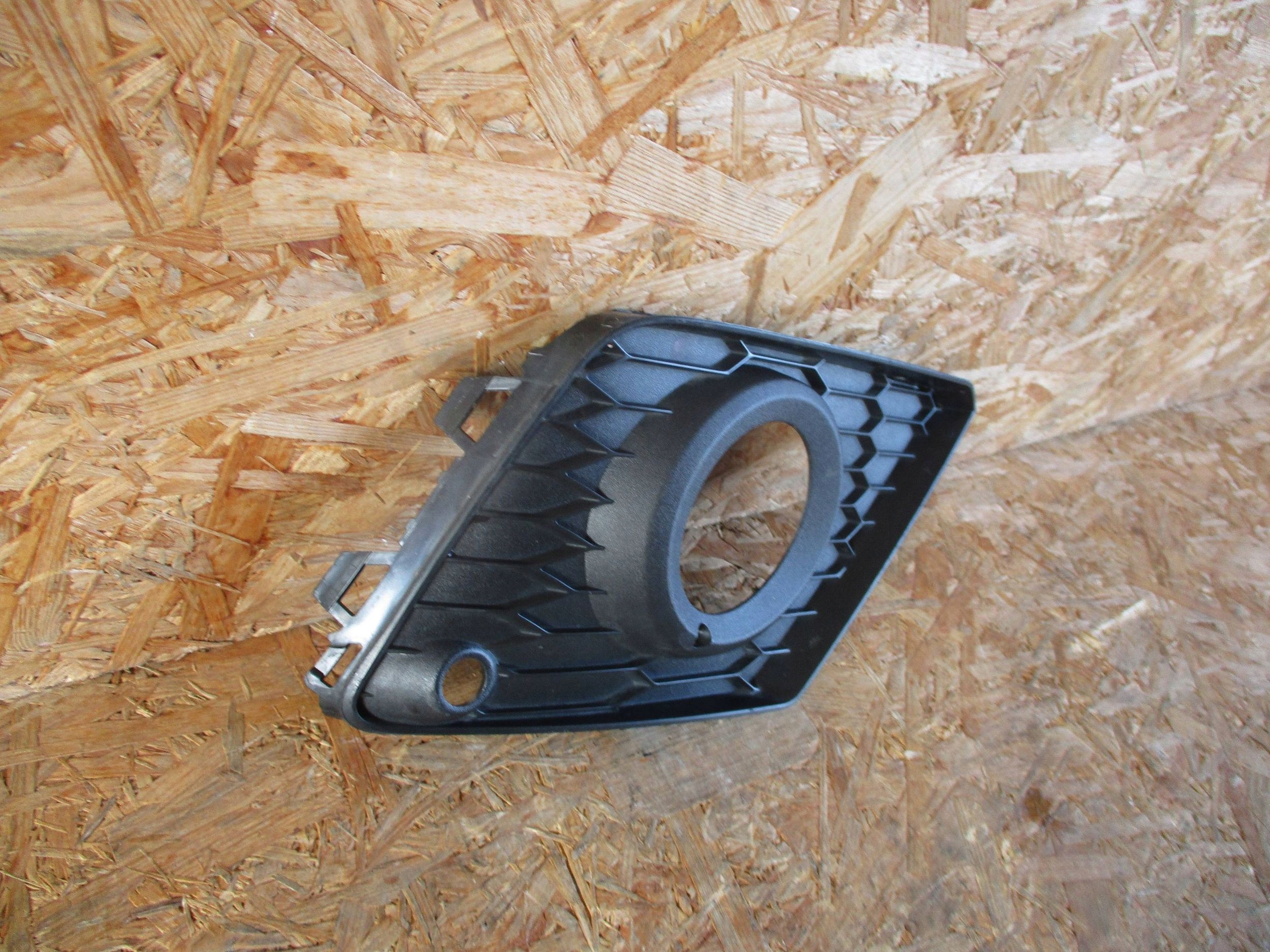 grid right front of a bumper SEAT ARONA