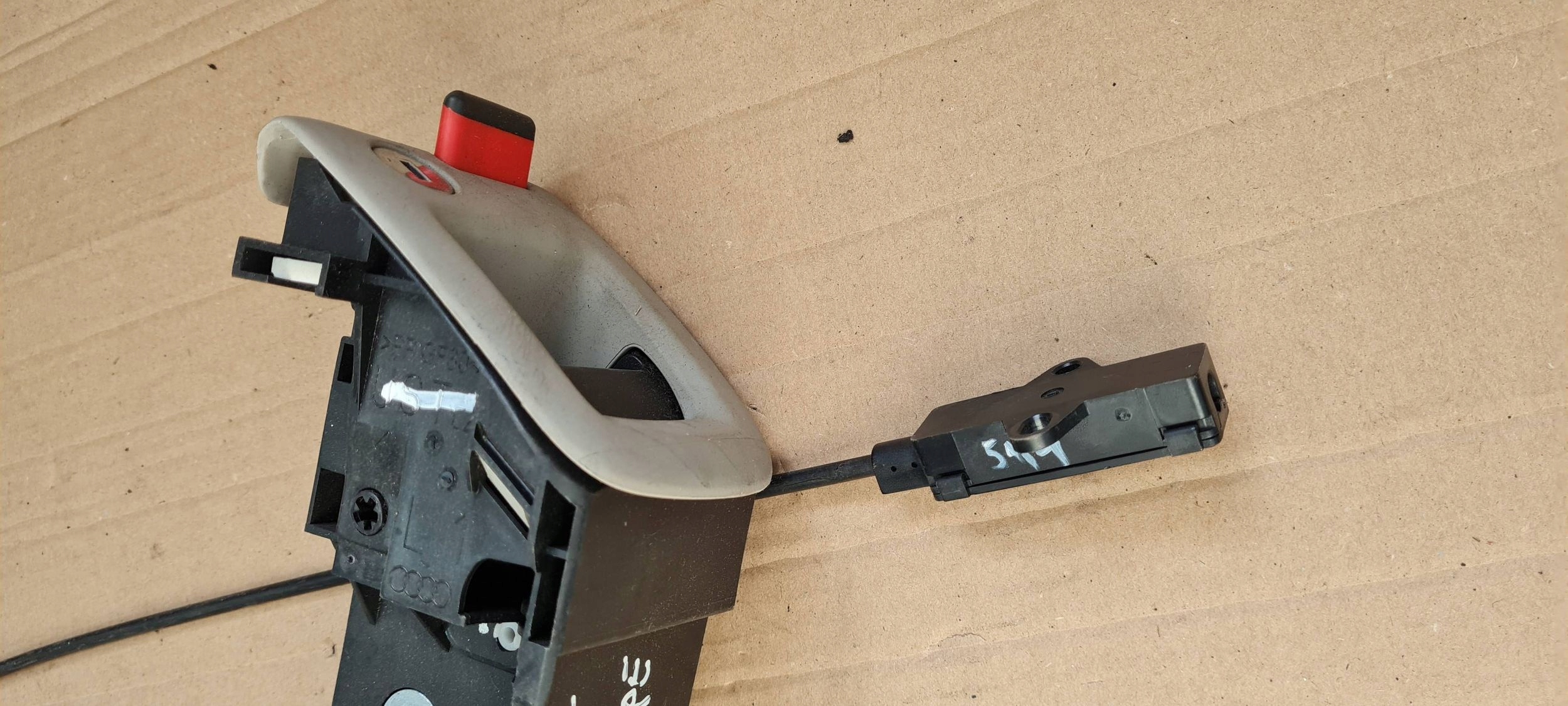 A5 8T LIFT lock KANAPY seat OPARCJA left rear part 8K5885681 A4 B8